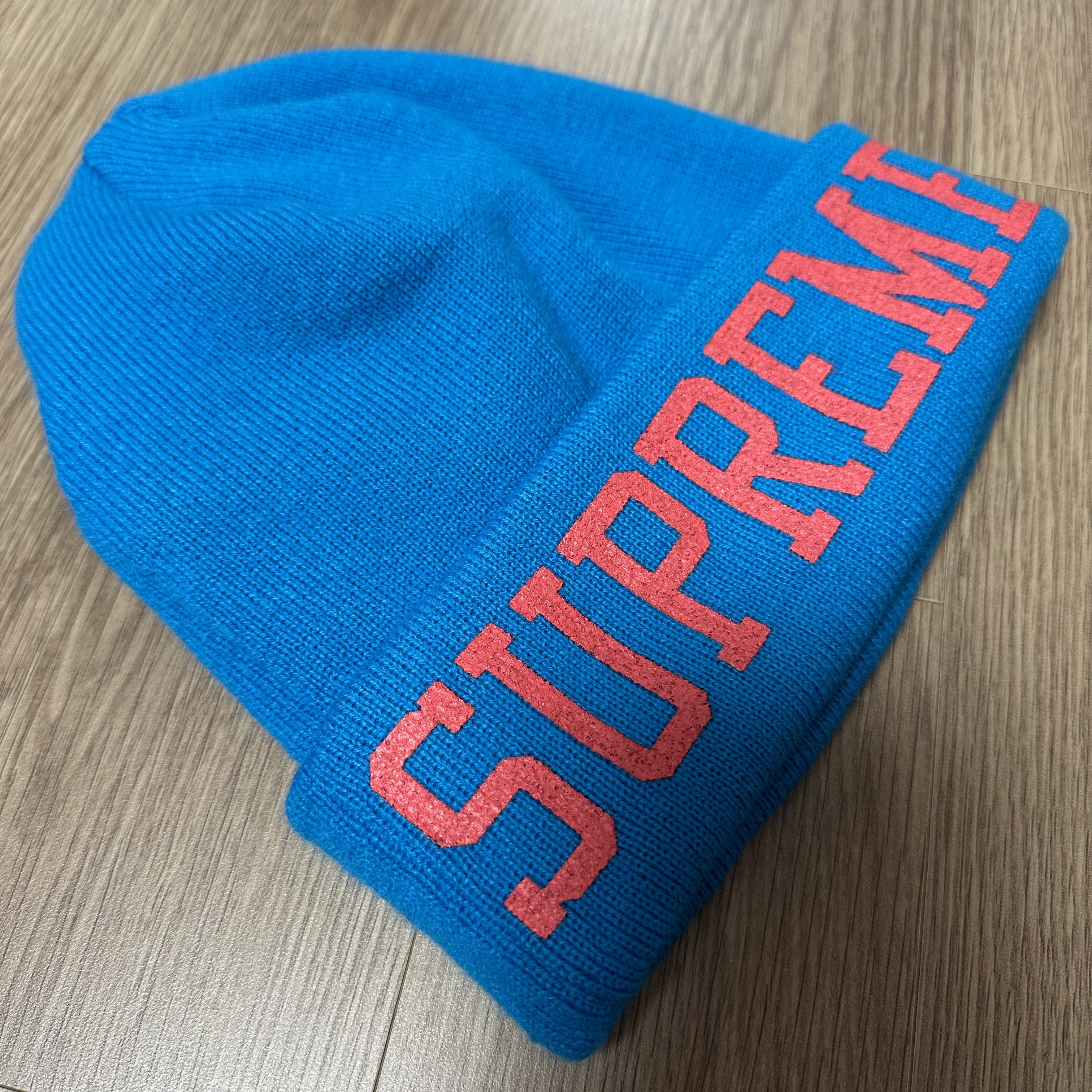 Supreme New Era Varsity Beanie Slate - 23FW 착용 스타일 - 2