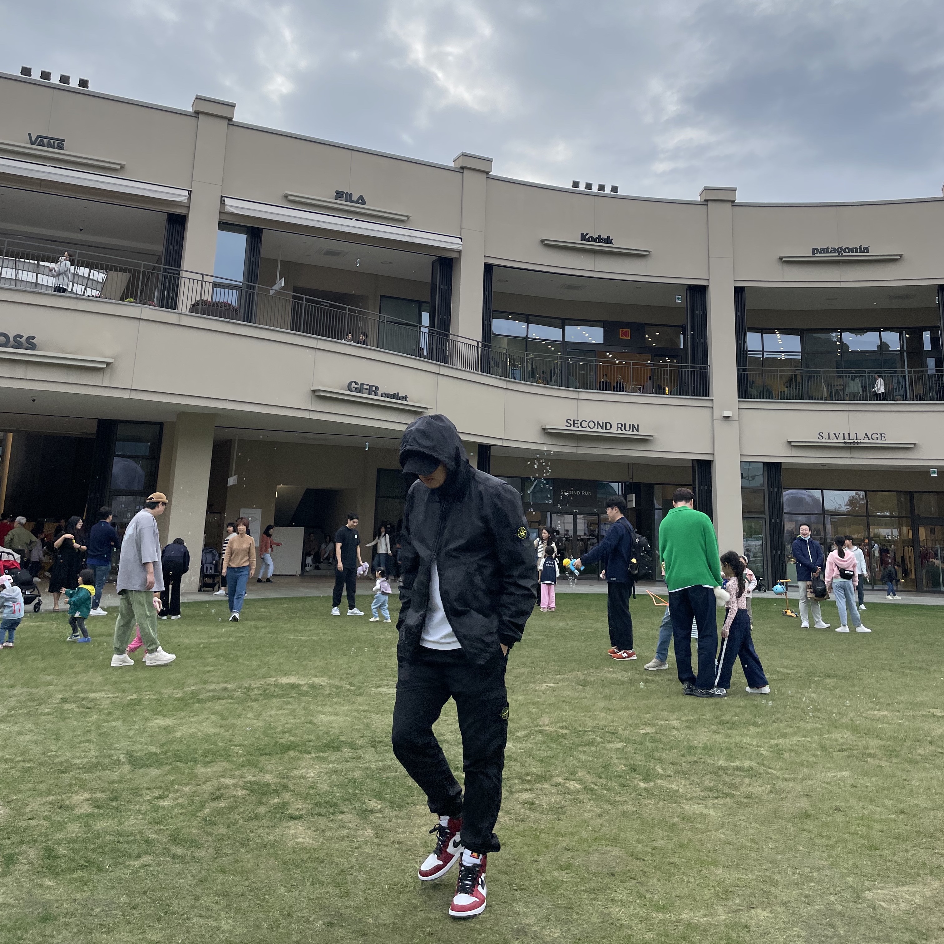 Stone Island 40523 Membrana 3L TC Jacket Black - 21SS, Stone Island 31303 Stretch Cotton Tela Paracadute Cargo Pants Avio Blue - 22SS 착용 스타일 - 1