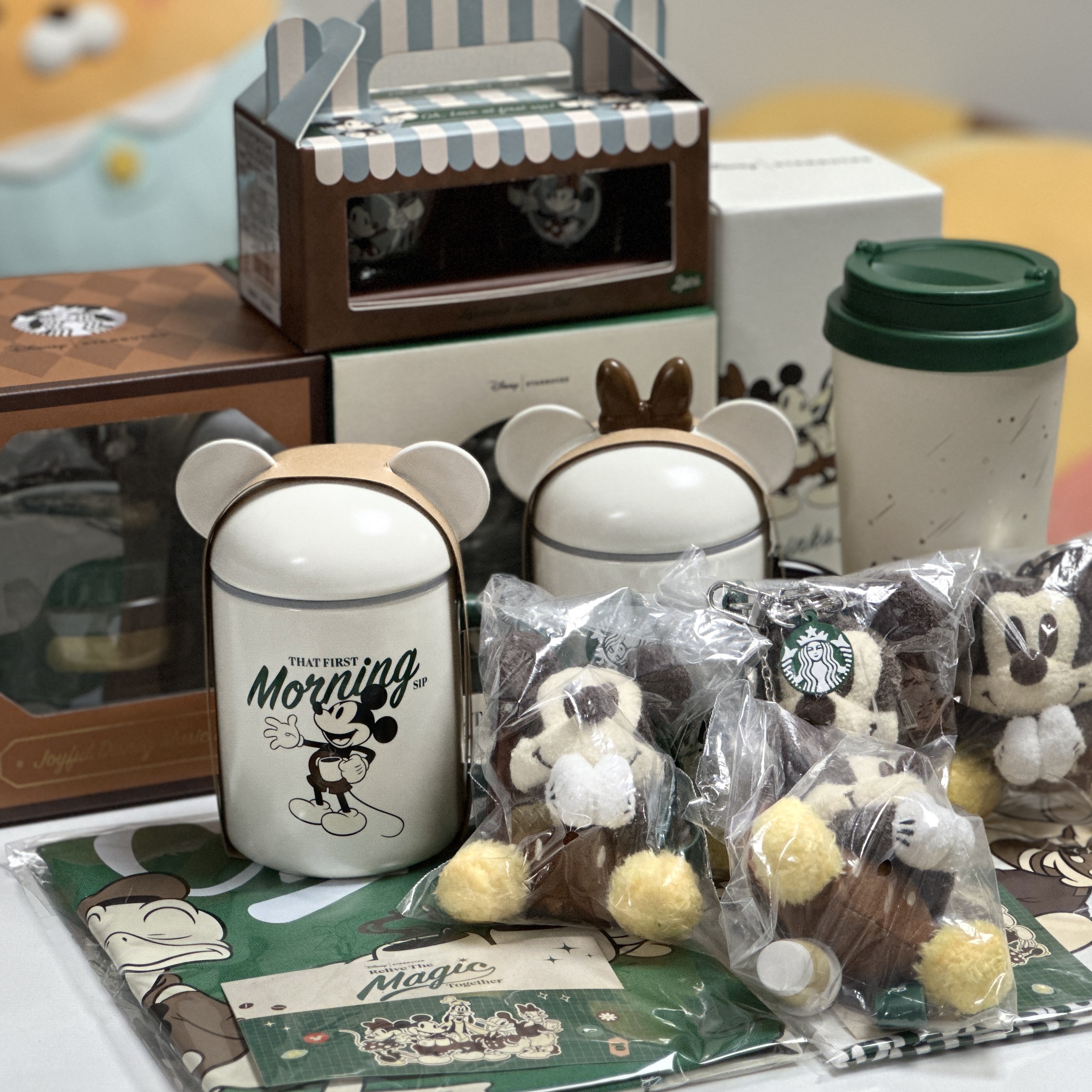 Starbucks Autumn Disney Joyful Mickey Keychain, Starbucks x Disney 23 SS Autumn Mickey Elma Tumbler 473ml 착용 스타일