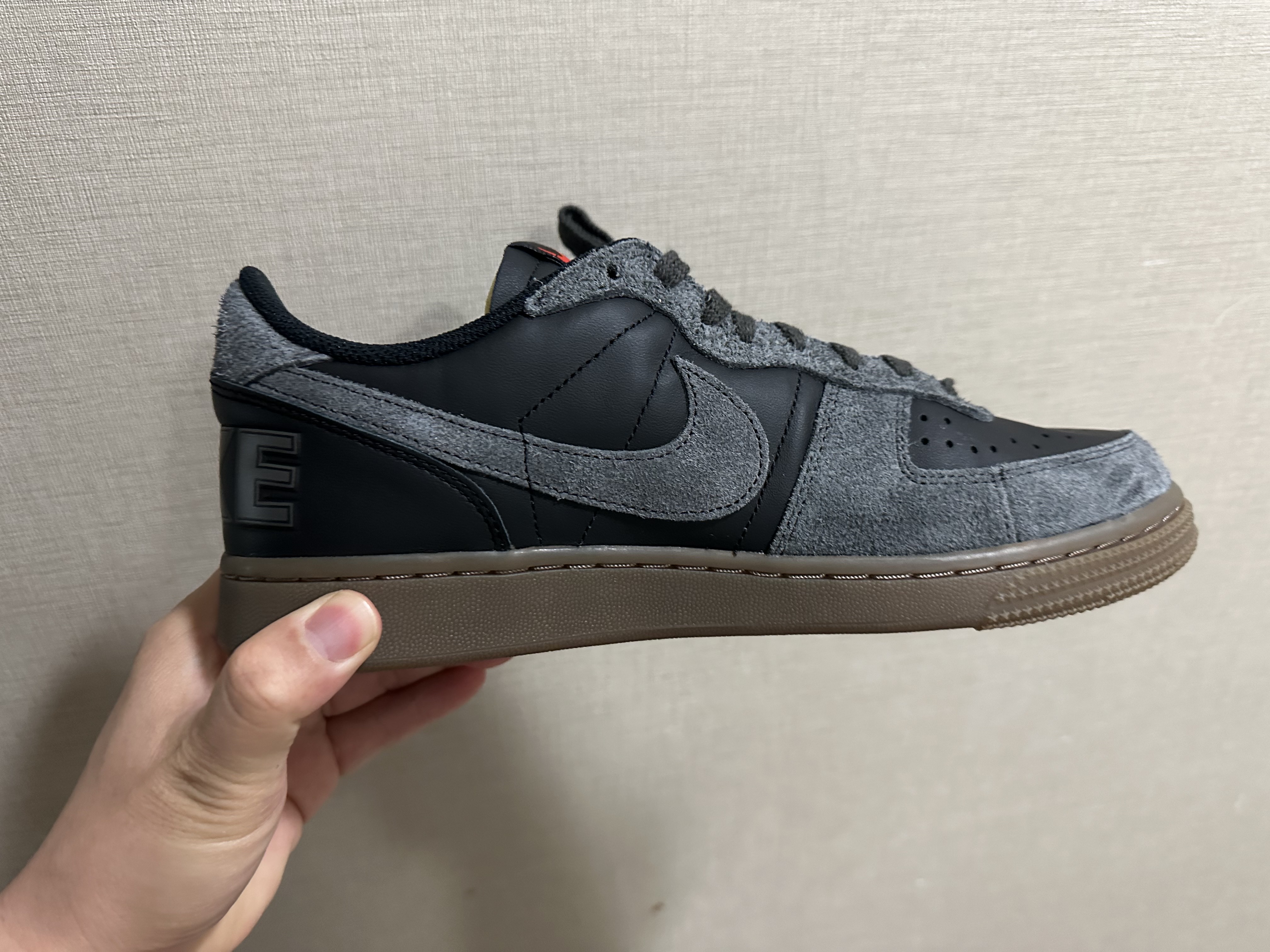 Nike Terminator Low Black Medium Ash 착용 스타일