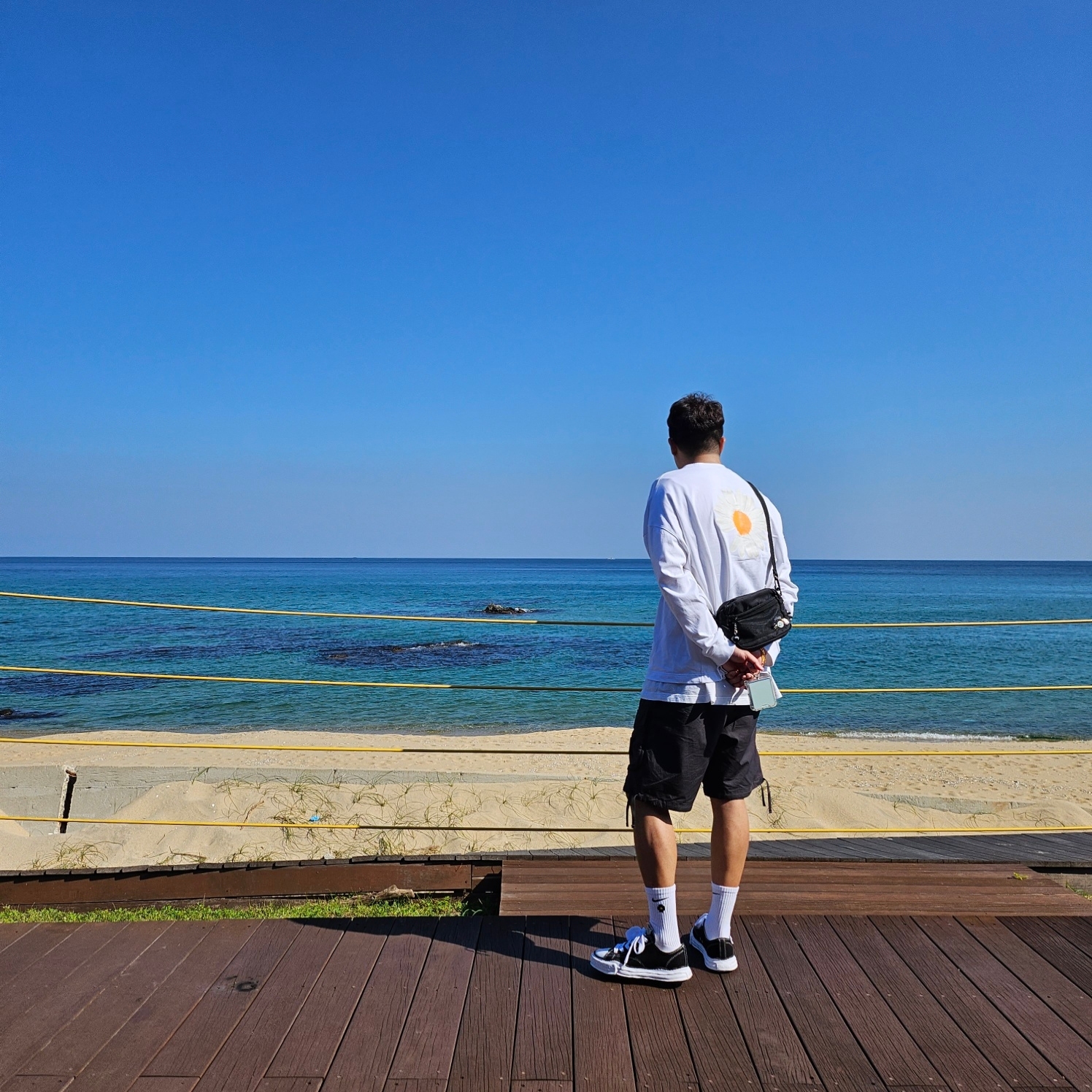 Nike x Peaceminusone LS T-Shirt White (DR0098-100), Maison Mihara Yasuhiro Peterson OG Sole Canvas Low Sneakers Black 착용 스타일 - 1