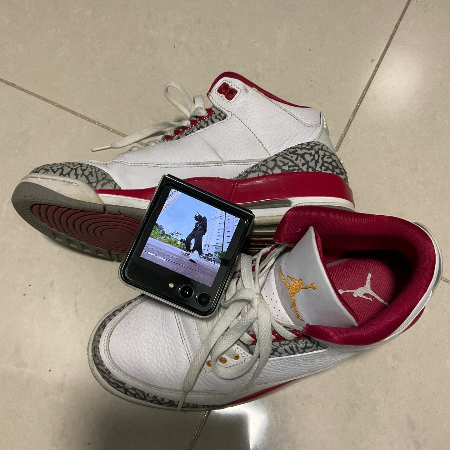 Jordan 3 Retro Cardinal Red, Balenciaga Explorer Beltpack Black 착용 스타일 - 1