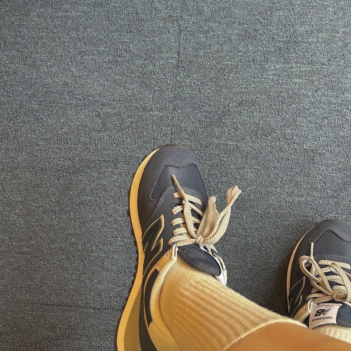 (W) New Balance 574 Navy - B Standard 착용 스타일