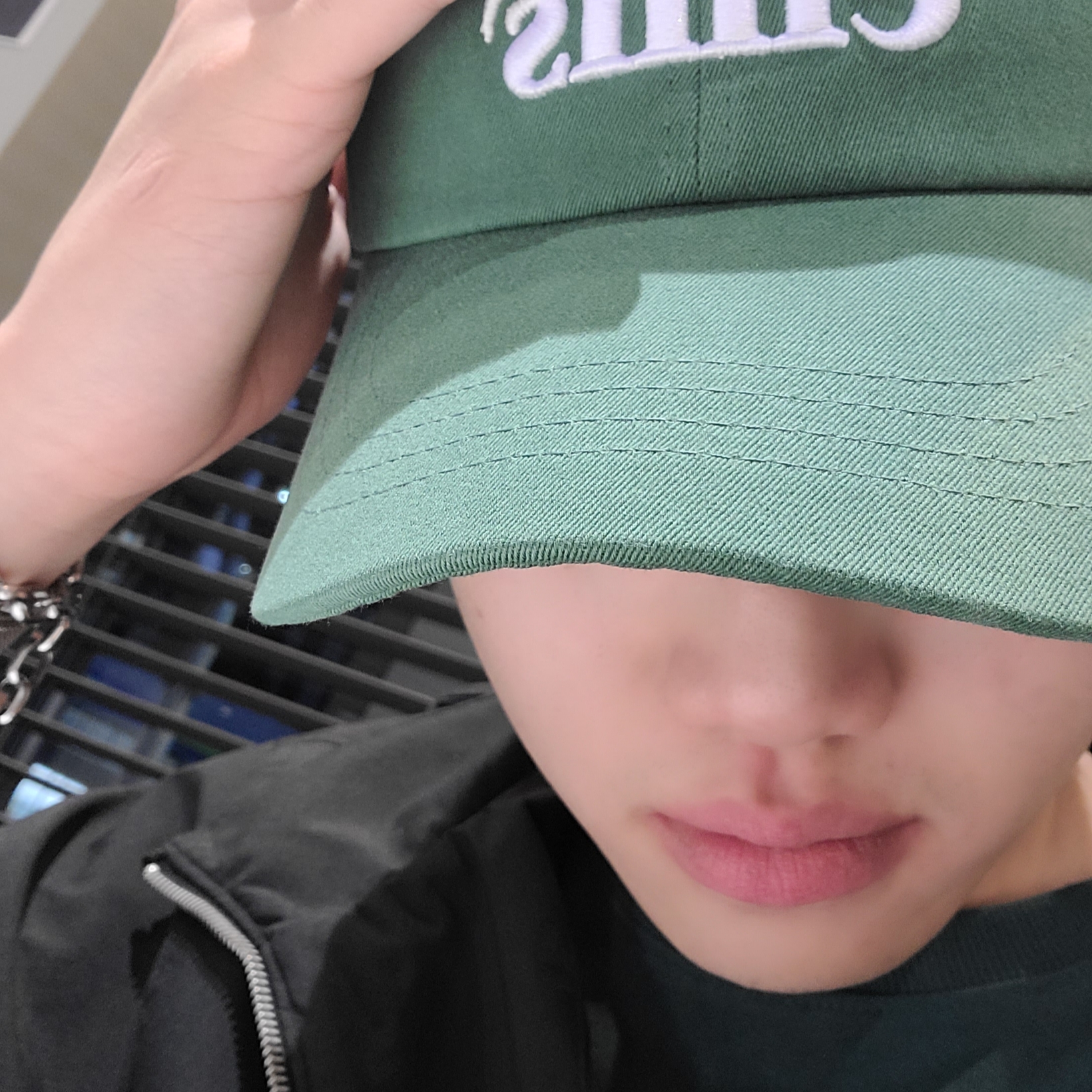 Emis New Logo Emis Cap Green 착용 스타일