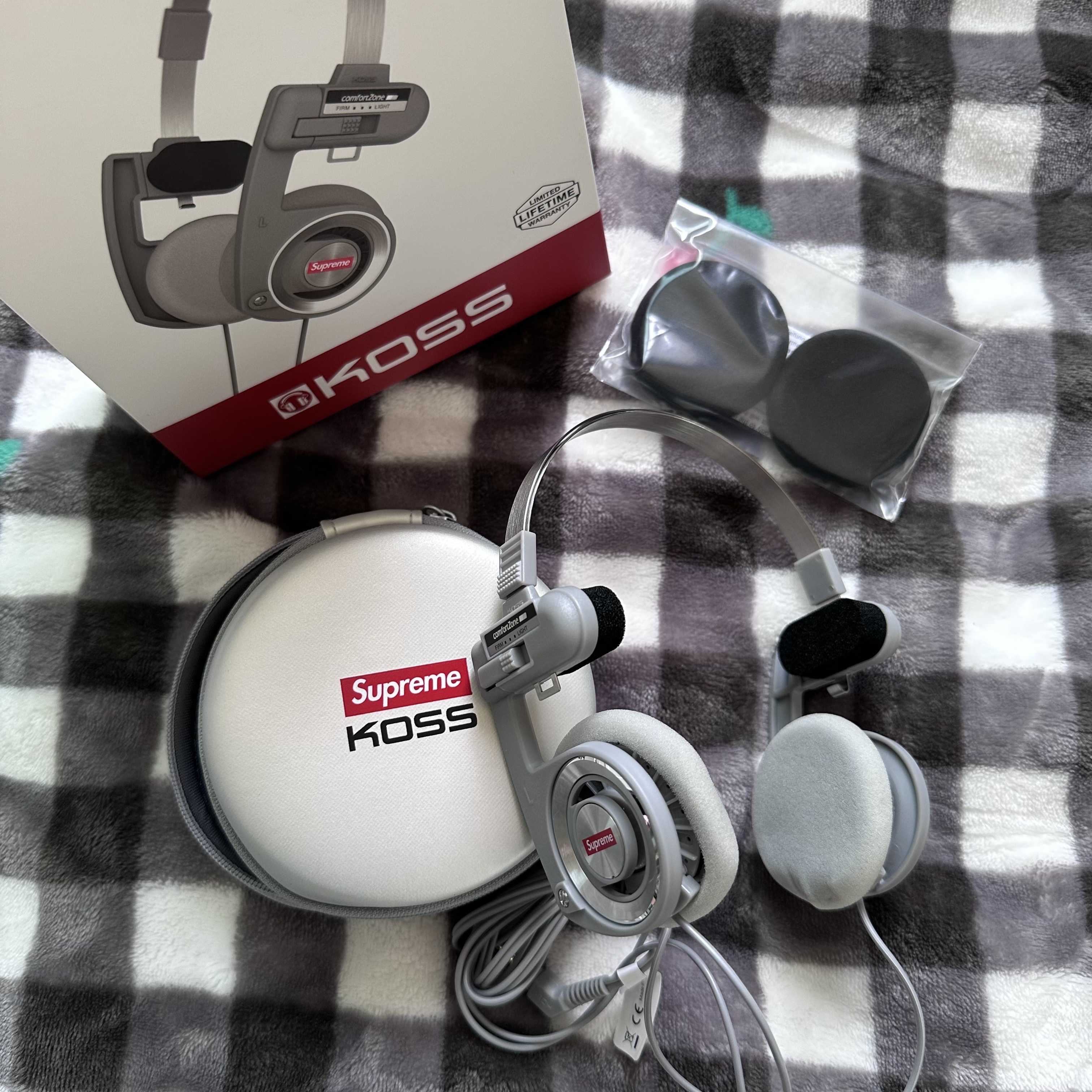 Supreme x Koss Portapro Headphones Silver - 23FW 착용 스타일 - 1