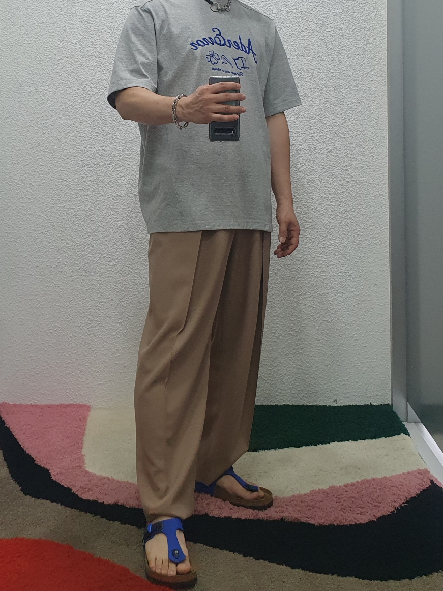 Birkenstock x Ader Error Gizeh Tech Ultra Blue, Ader Error Sollec T-Shirt Grey 착용 스타일