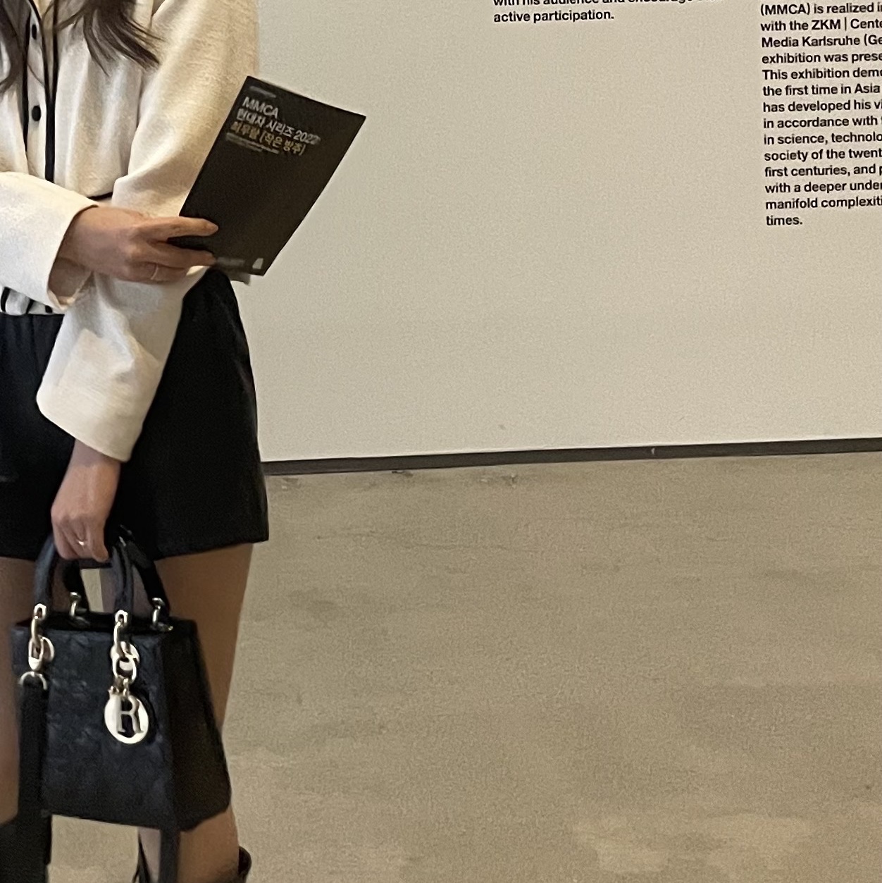 Dior Small Lady Bag Patent Cannage Calfskin Black Pale Gold 착용 스타일