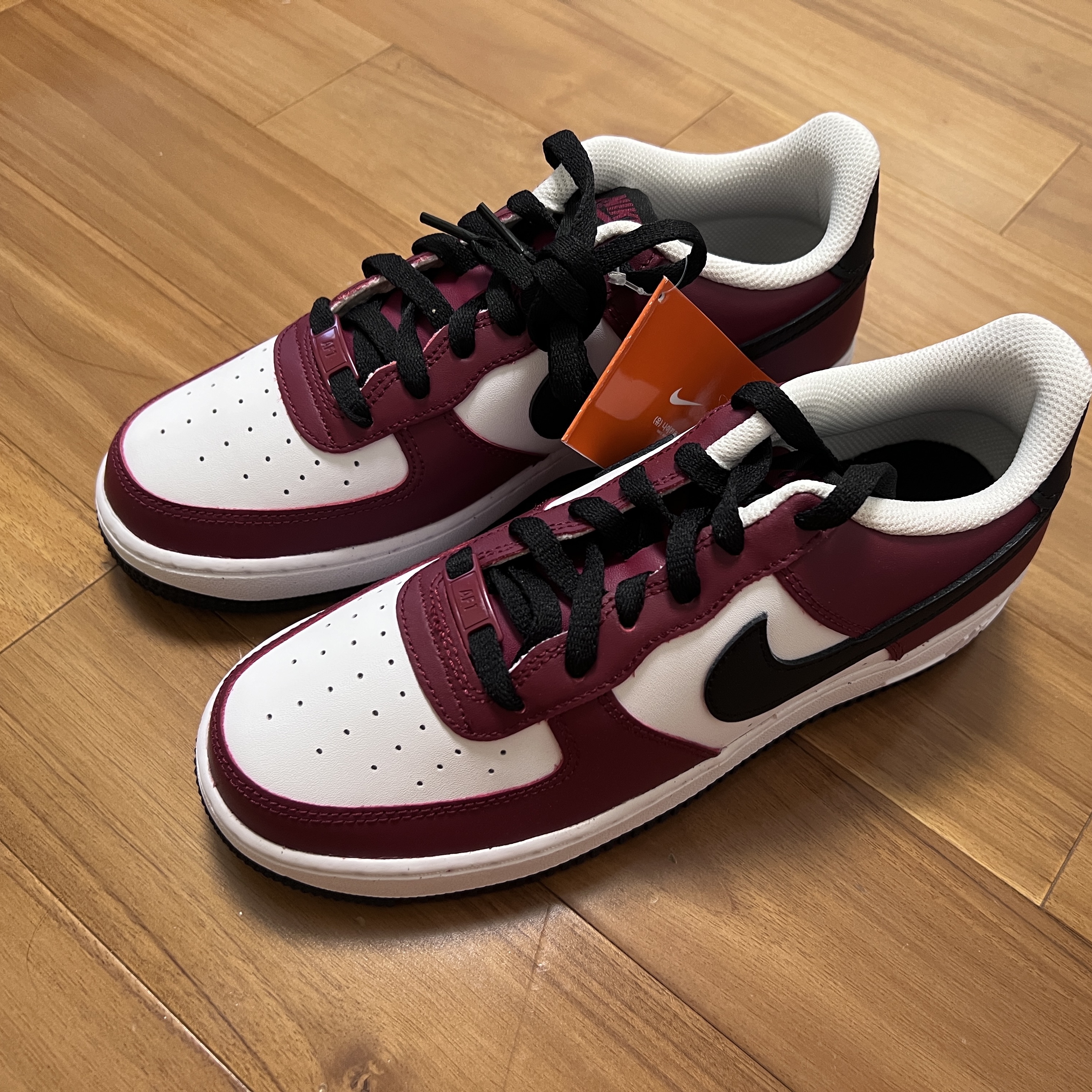 (GS) Nike Air Force 1 LV8 Team Red 착용 스타일