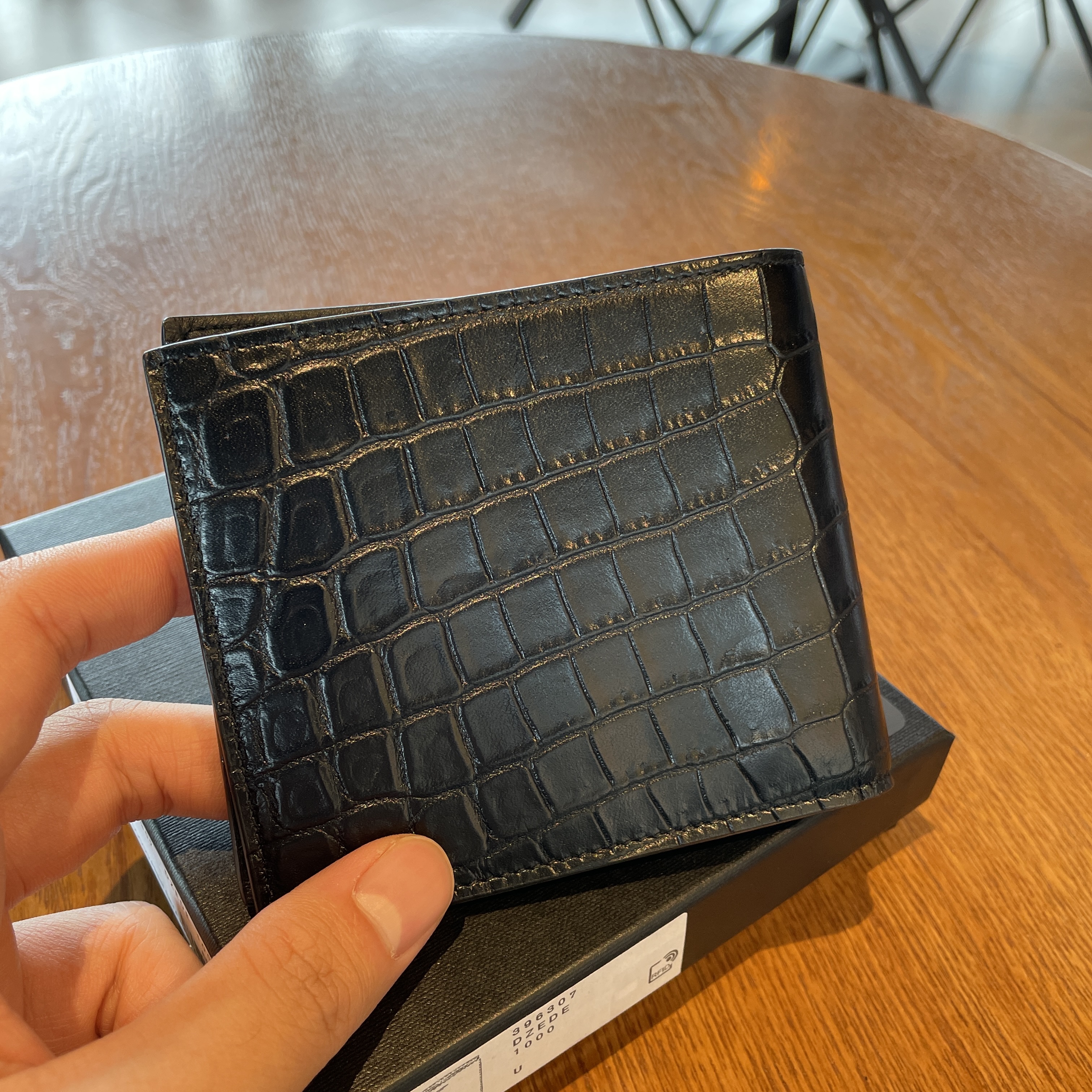 Saint Laurent Paris East/West Wallet in Crocodile Embossed Leather Black 착용 스타일 - 2