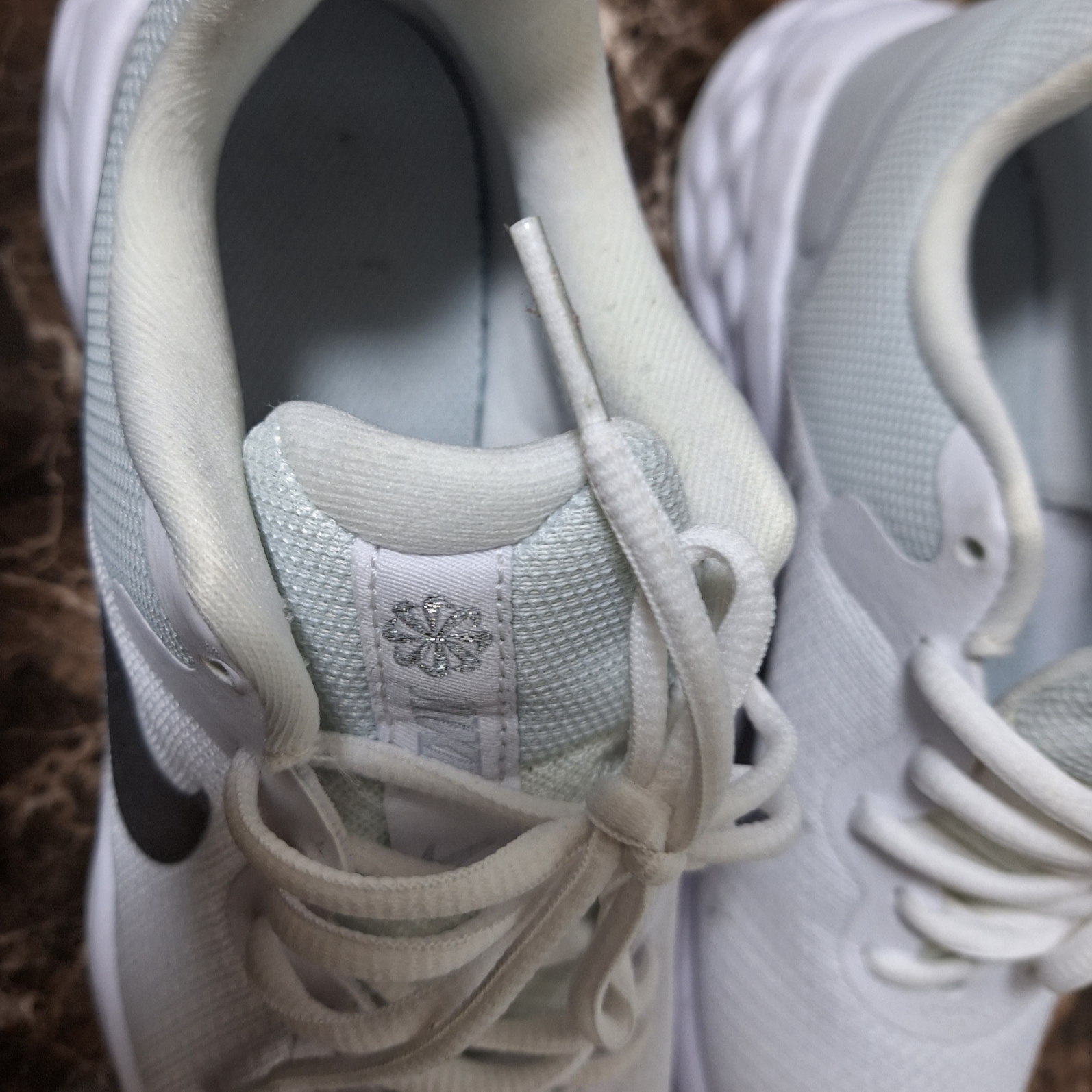 (W) Nike Revolution 6 Next Nature White Metallic Silver 착용 스타일 - 1