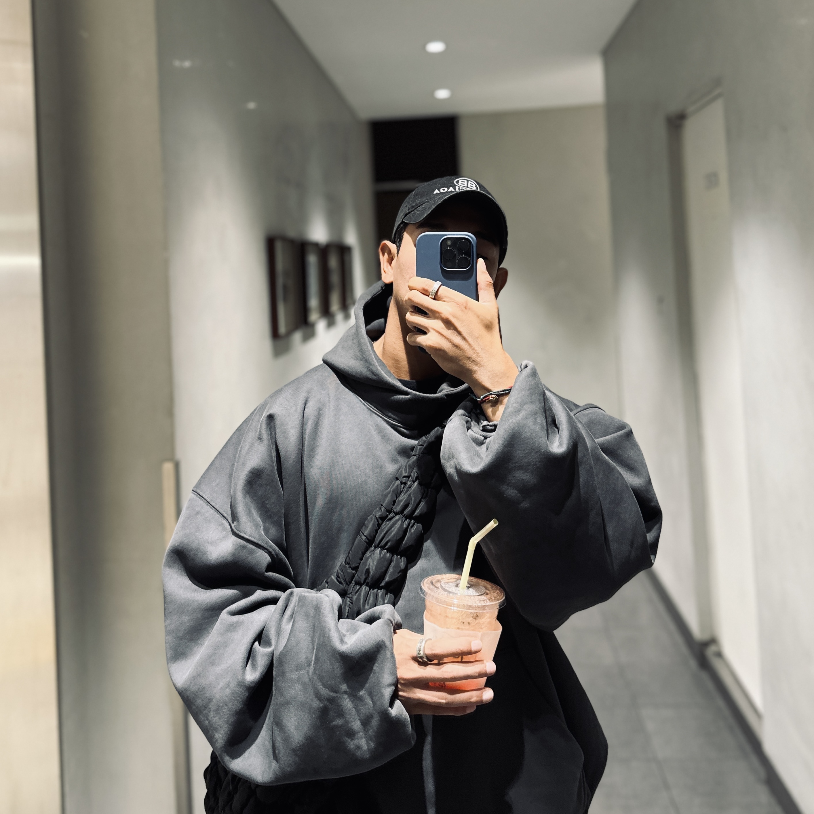 Yeezy Gap Engineered By Balenciaga Dove Hoodie Black, COS Quilted Oversized Shoulder Bag Black 착용 스타일