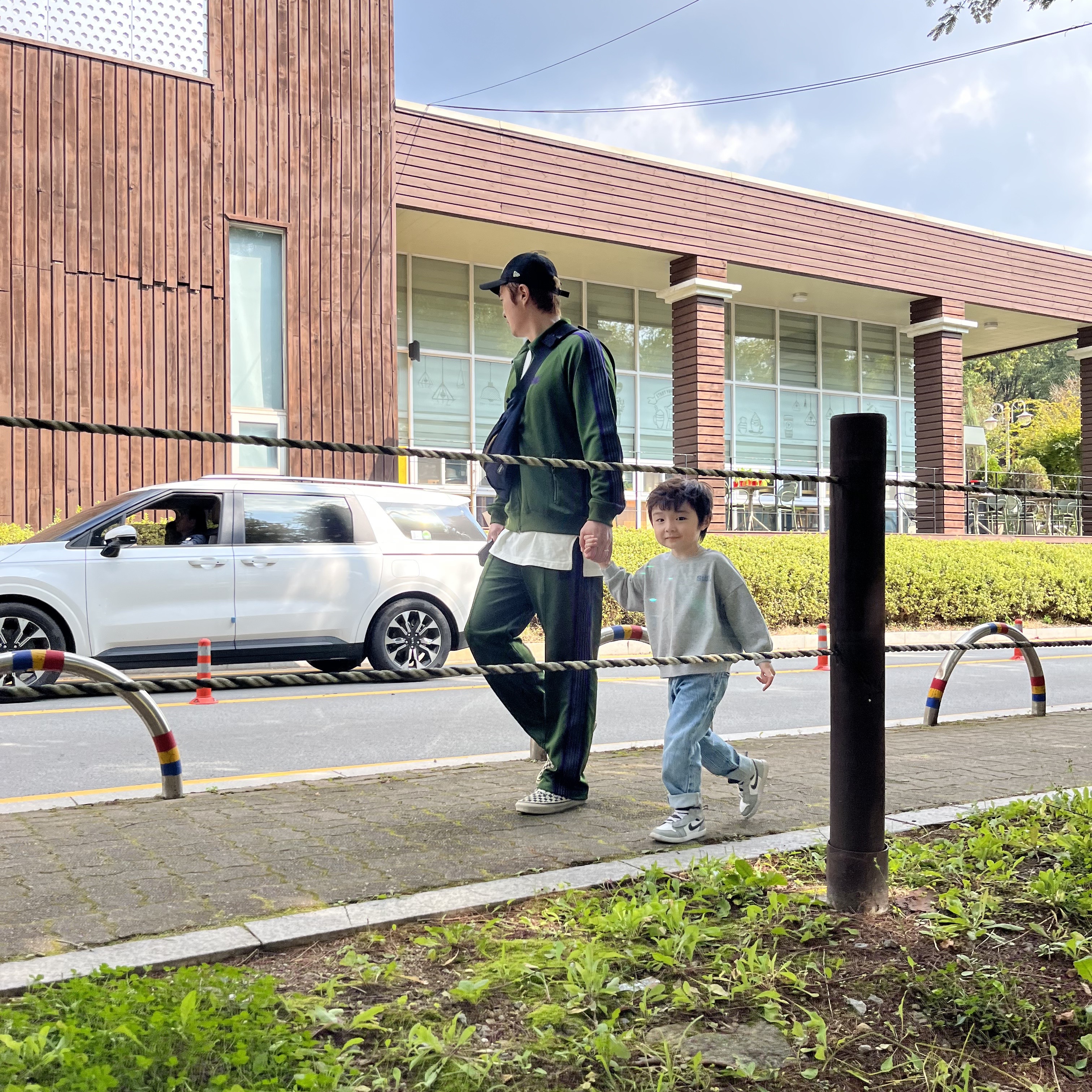 Needles Boot-Cut Track Pants Poly Smooth Emerald, Stussy SS Link 9Twenty Cap Black 착용 스타일