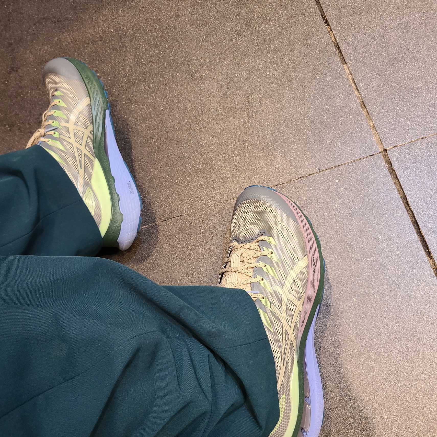 (W) Asics FN3-S Gel-Kayano 28 Gargoyle Fog 착용 스타일
