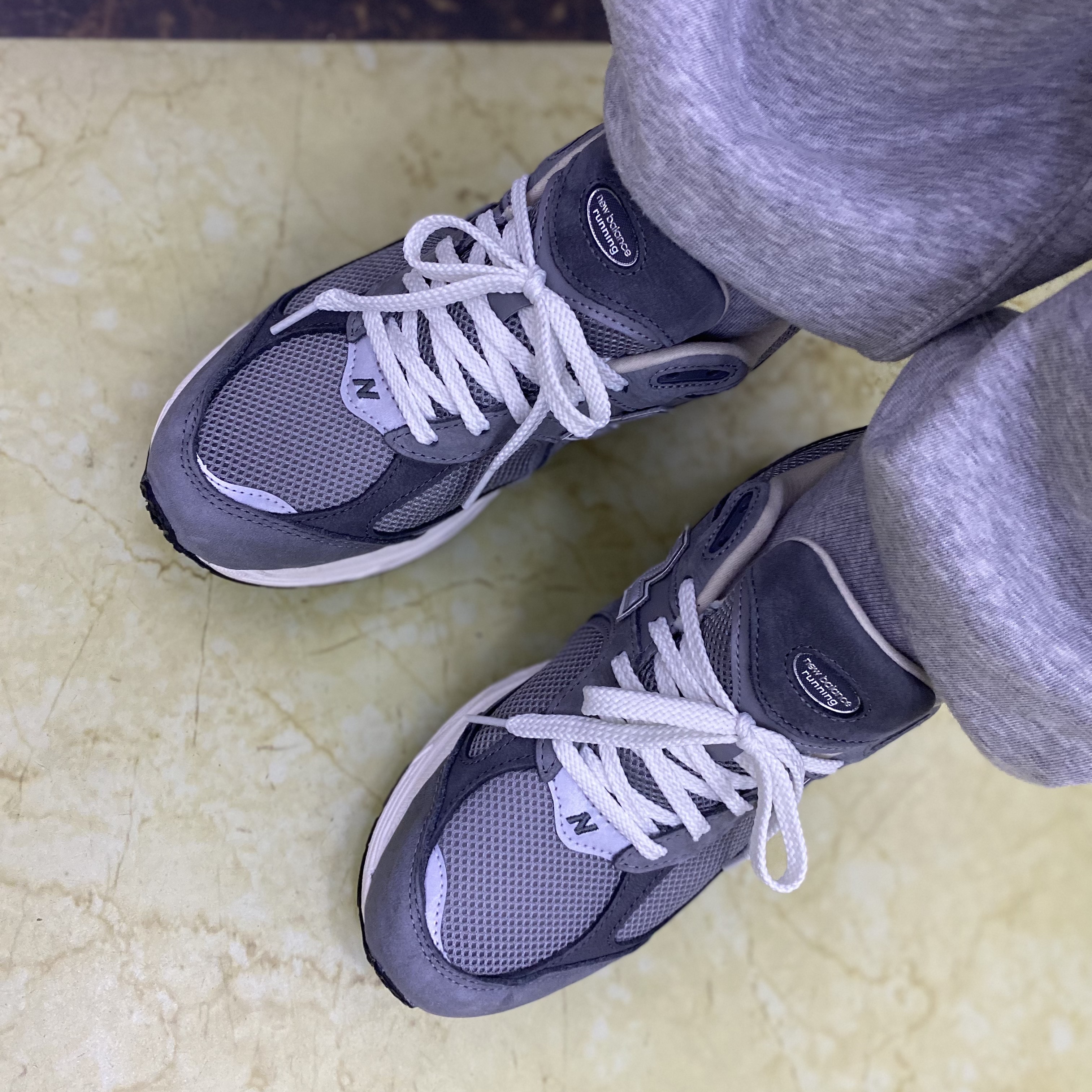 New Balance 2002R Premium Vintage Grey 착용 스타일