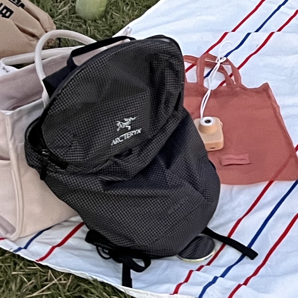 Arc'teryx Konseal 15 Backpack Black 착용 스타일 - 2