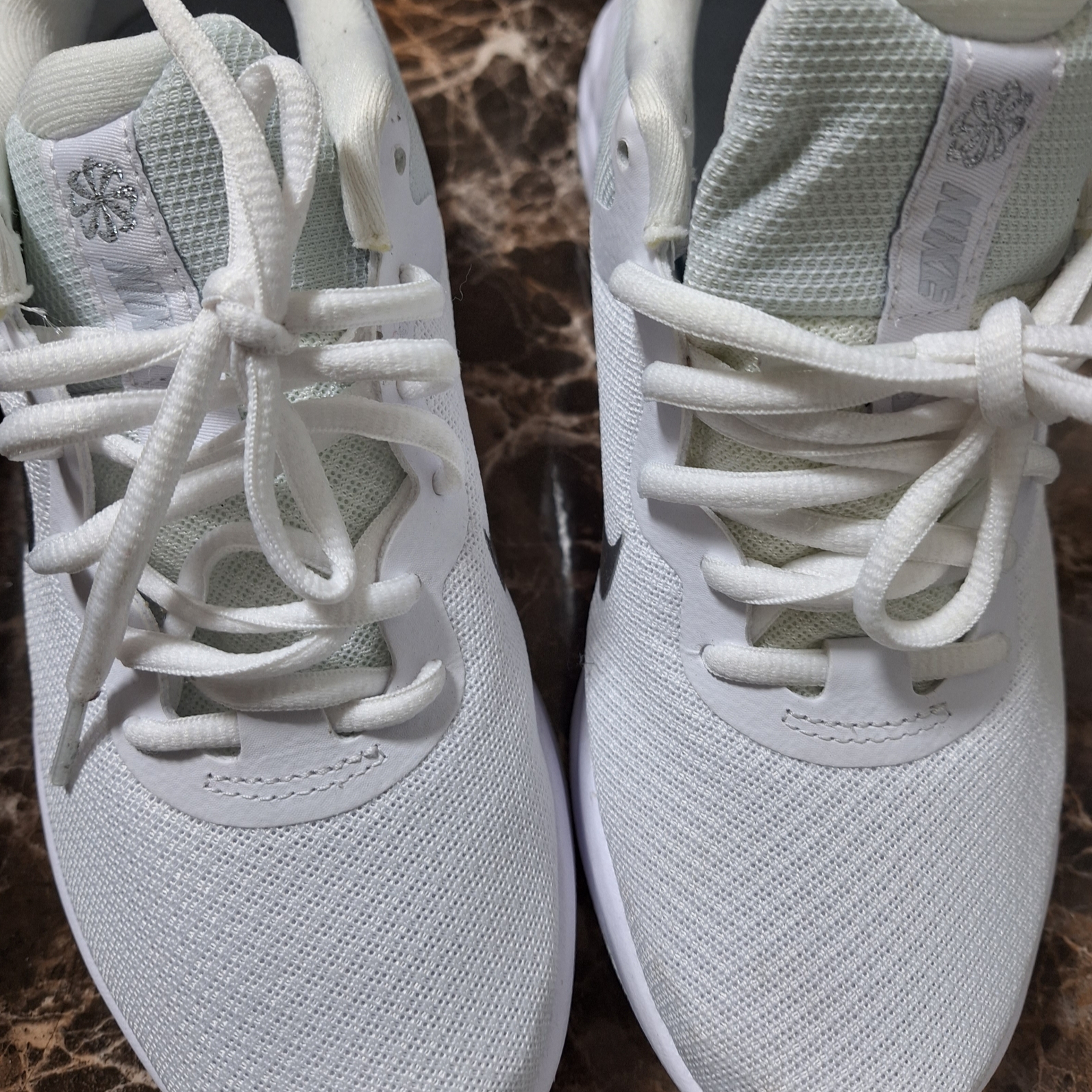 (W) Nike Revolution 6 Next Nature White Metallic Silver 착용 스타일 - 2