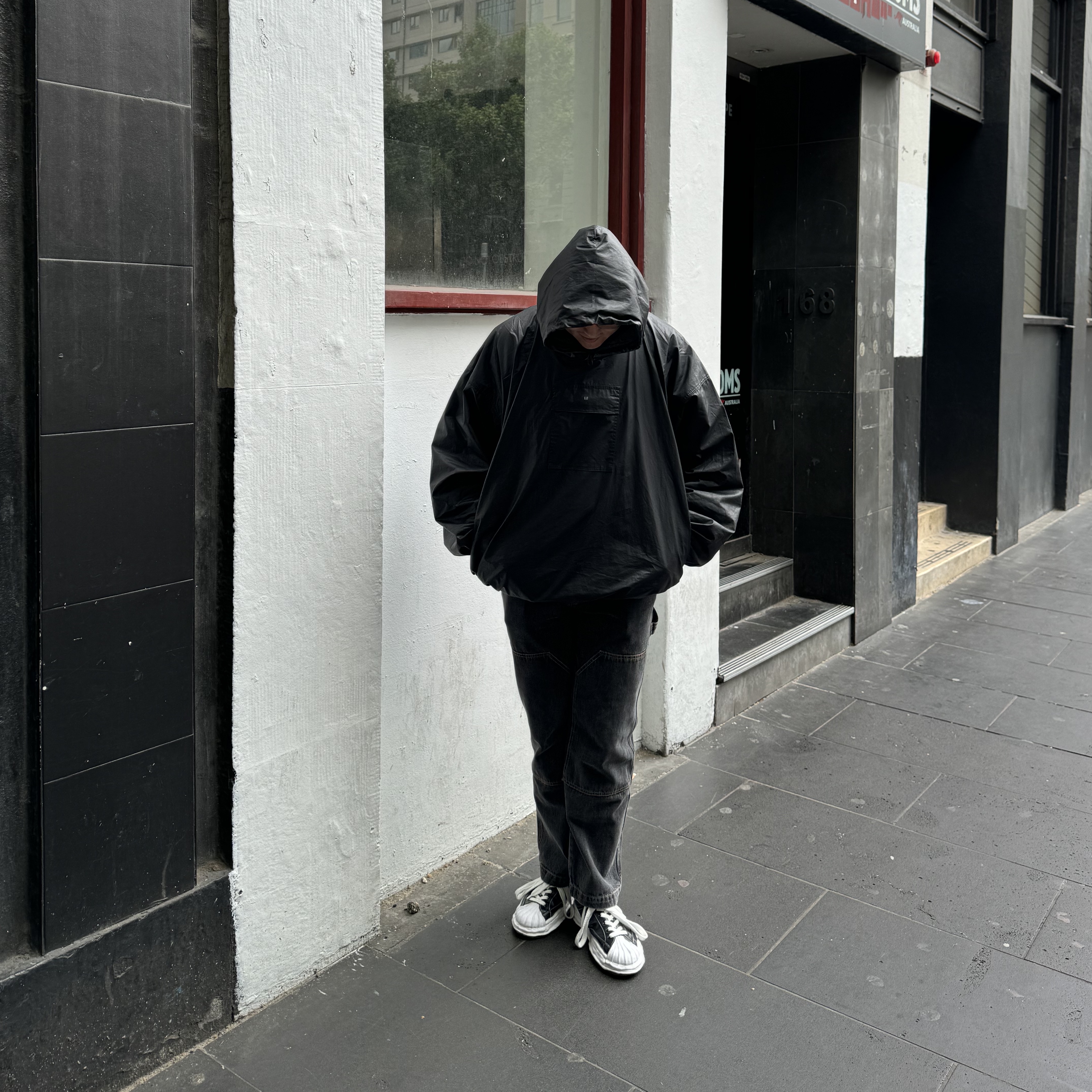 Maison Mihara Yasuhiro Blakey OG Sole Leather Low-top Sneakers Black, Yeezy Gap Engineered By Balenciaga Coated Cotton Anorak Black 착용 스타일 - 1