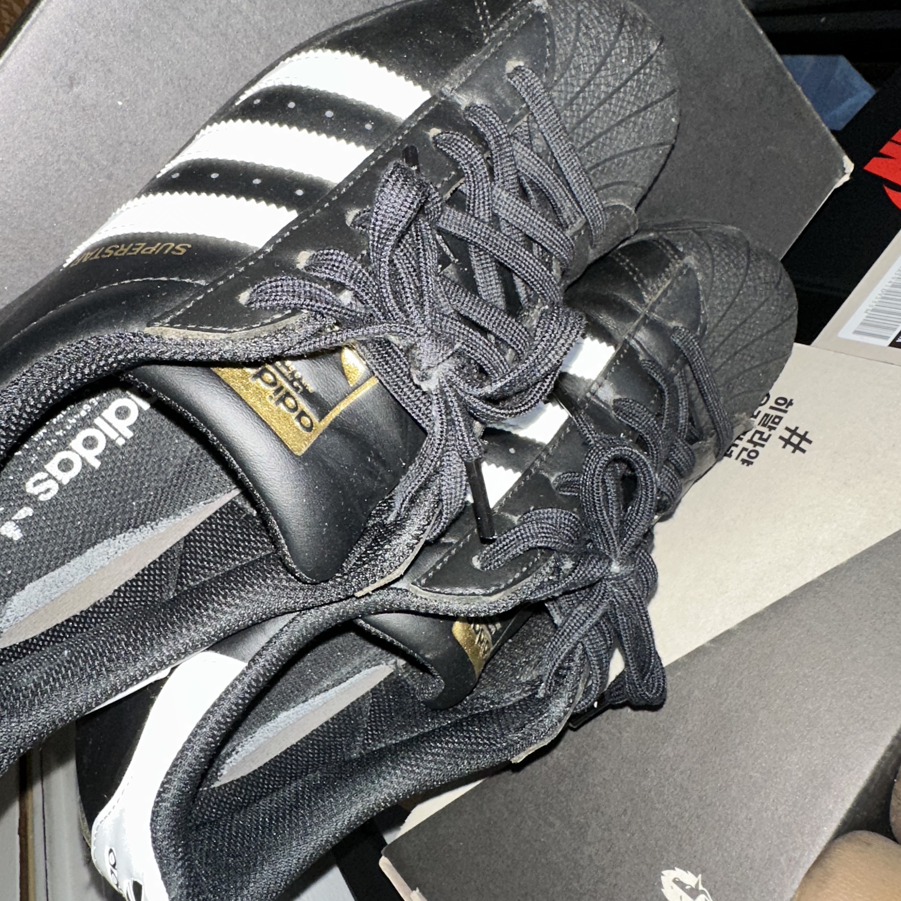 Adidas Superstar Core Black White 착용 스타일