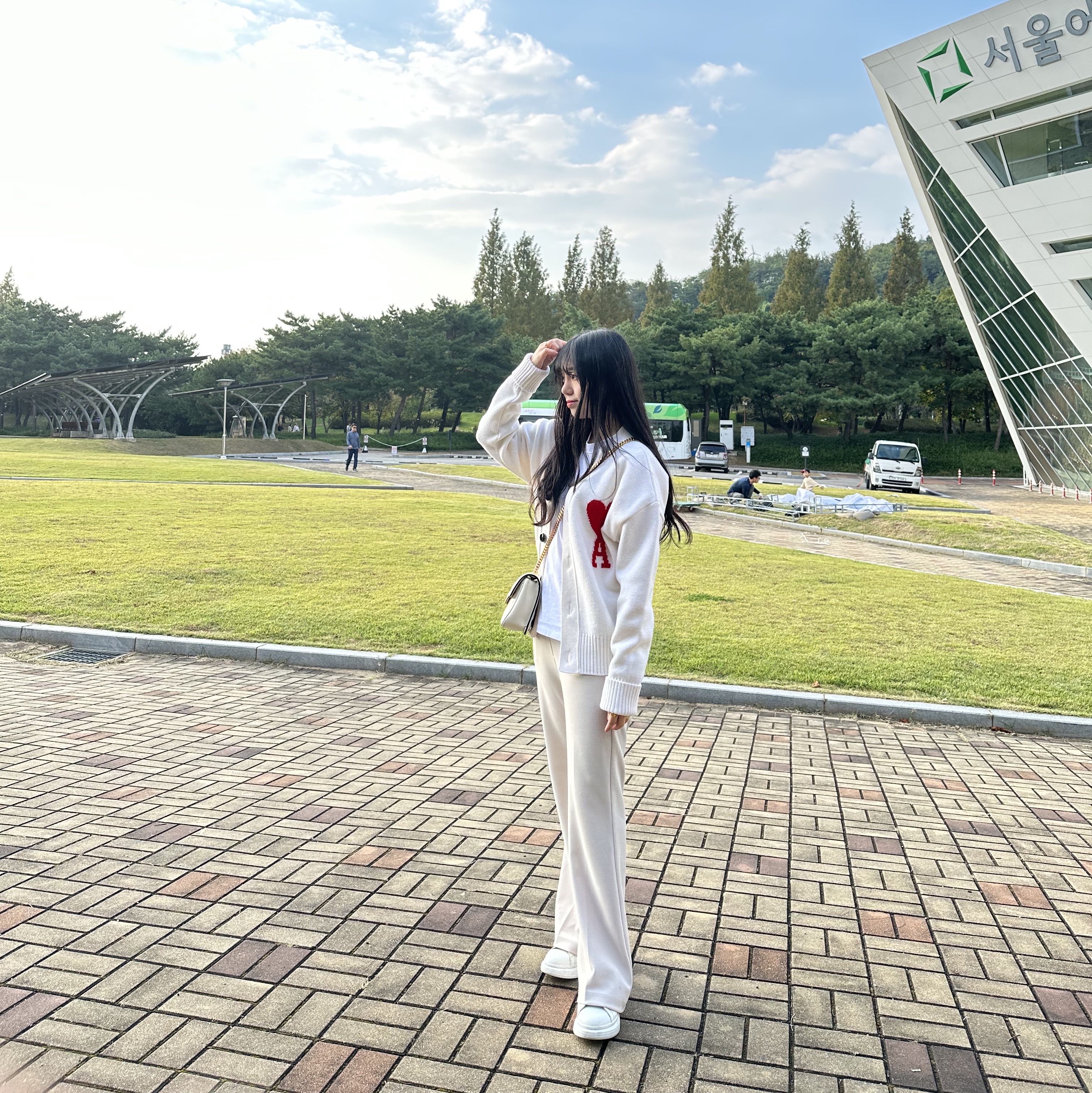 AMI de Coeur Oversize Intarsia Cardigan Off White Red, Gucci Deco Mini Shoulder Bag White Leather 착용 스타일 - 1