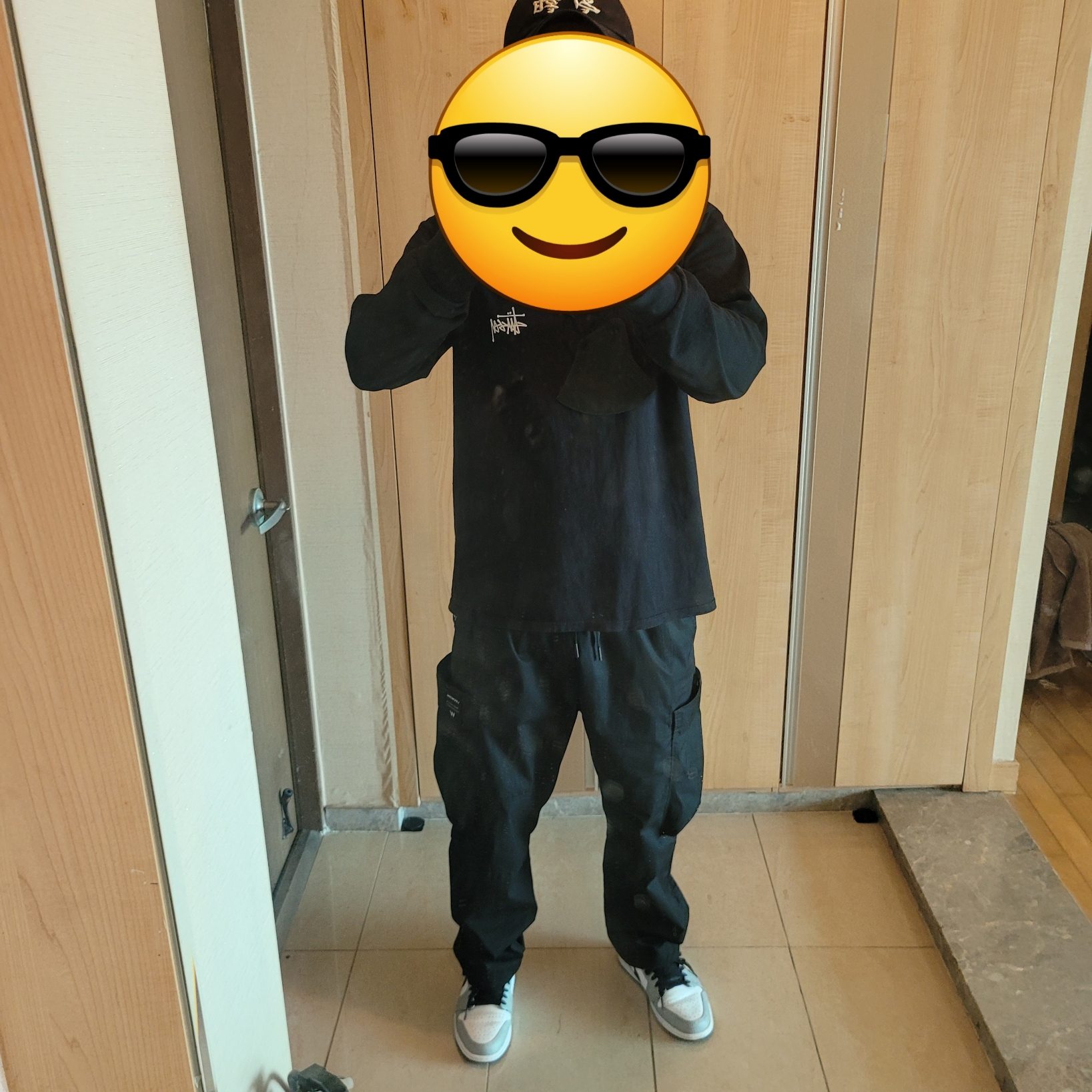 Stussy Basic Stussy LS T-Shirt Black 2022, Jordan 1 Low Light Smoke Grey 착용 스타일