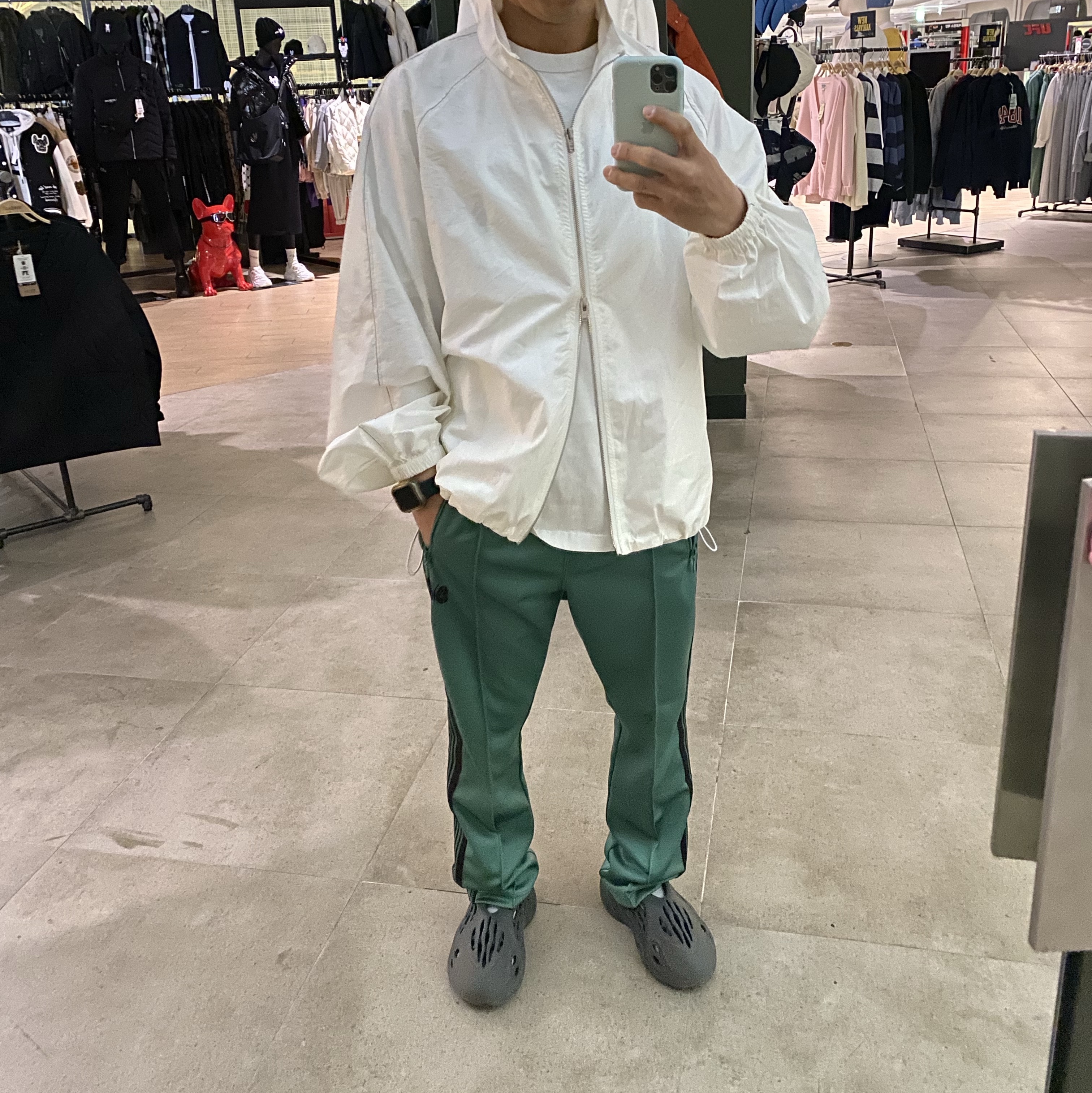 Adidas Yeezy Foam RNNR Onyx, Needles Narrow Track Pants Poly Smooth Emerald 착용 스타일 - 1