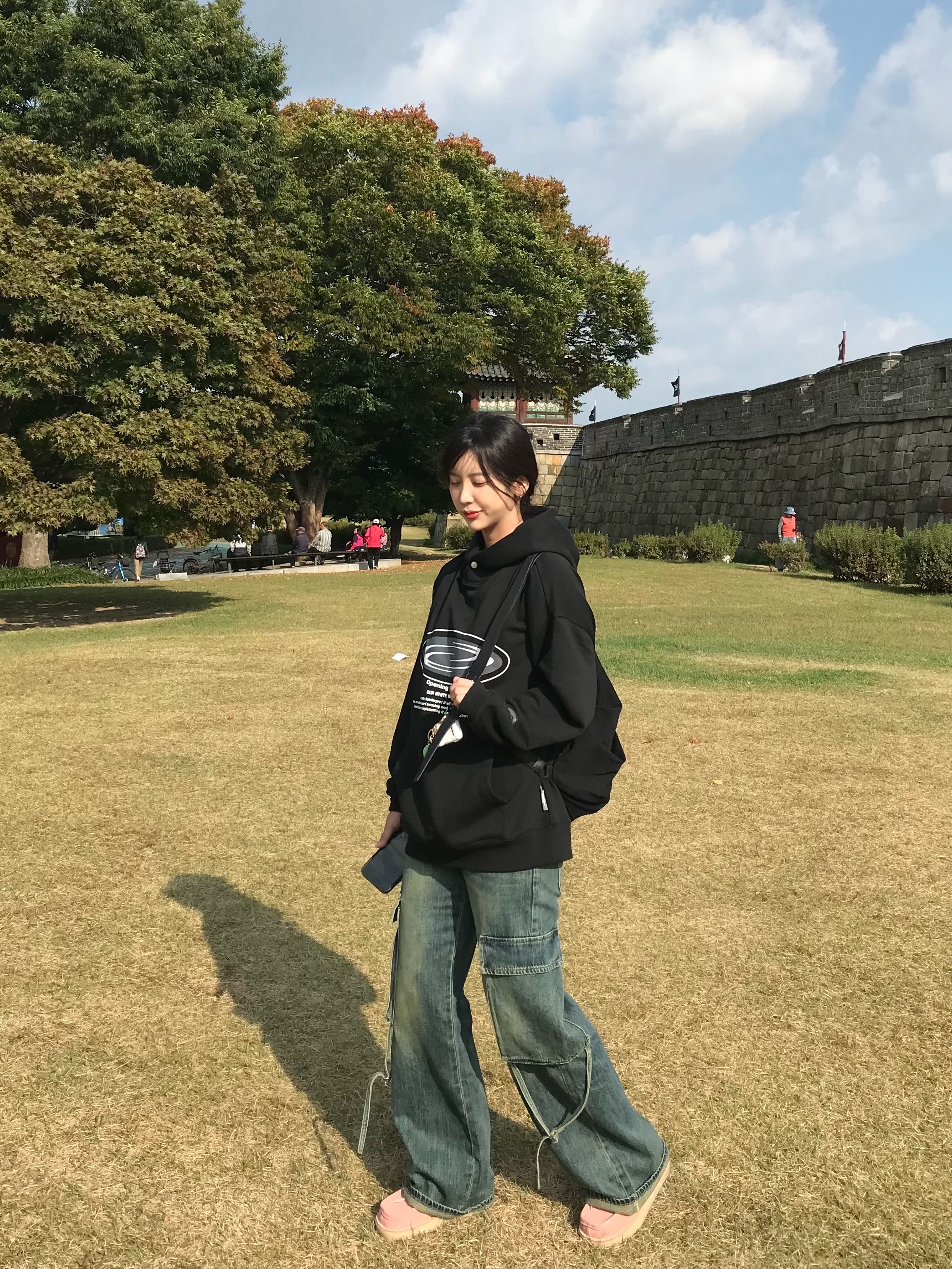 Opening Project Oval Logo Hoodie Black 착용 스타일 - 1