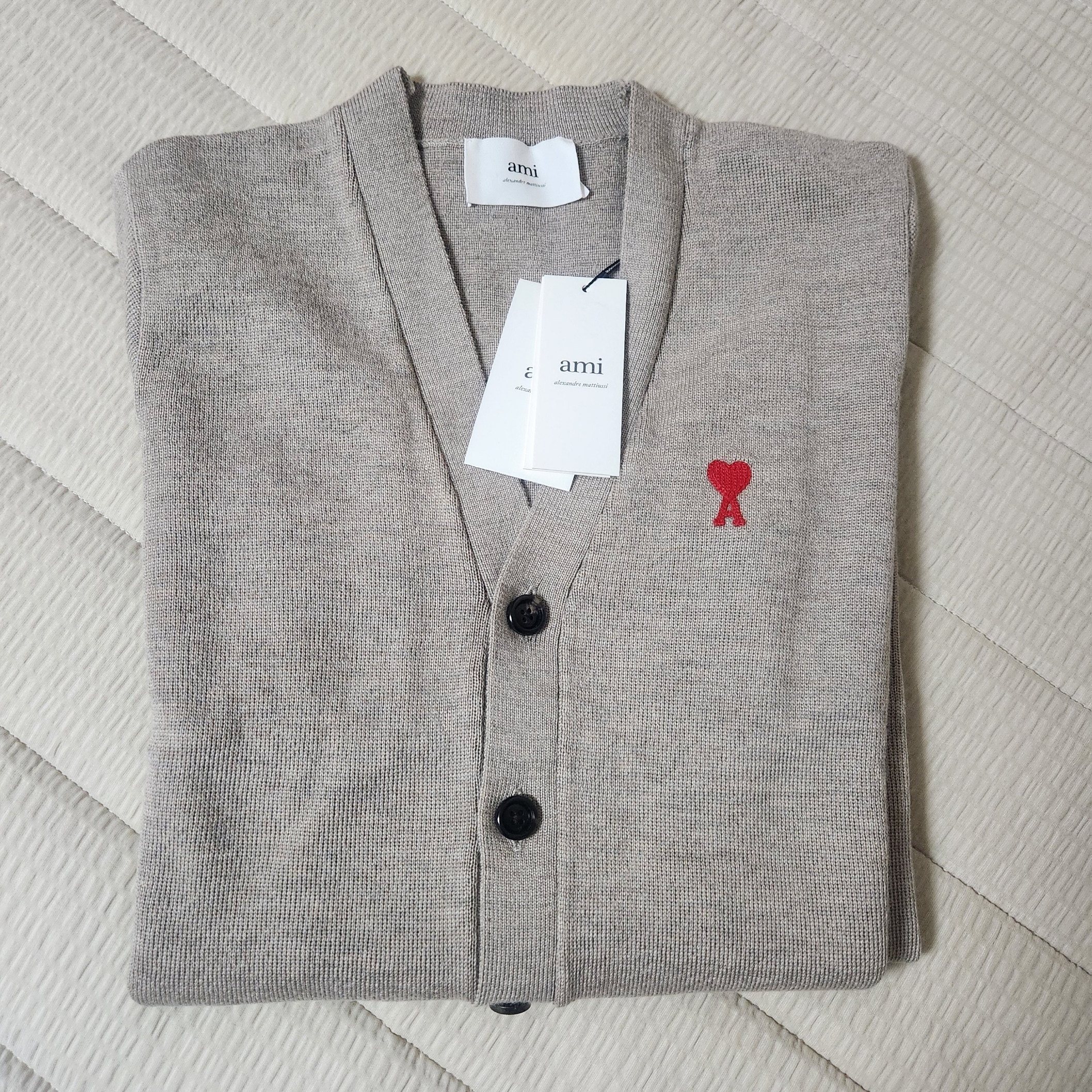 AMI de Coeur Wool Cardigan Beige 착용 스타일