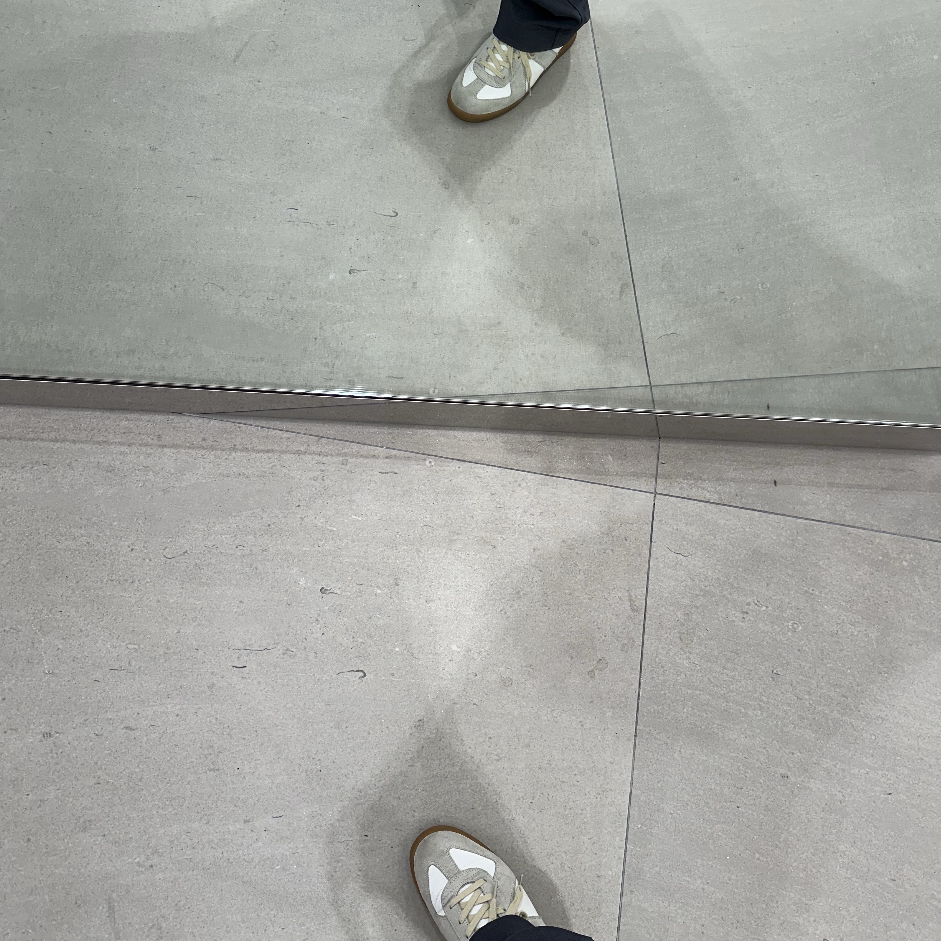 Maison Margiela Calfskin Replica Sneakers 착용 스타일