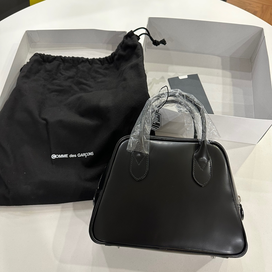 Comme des Garcons Round No.2 Aoyama Bag Black 착용 스타일