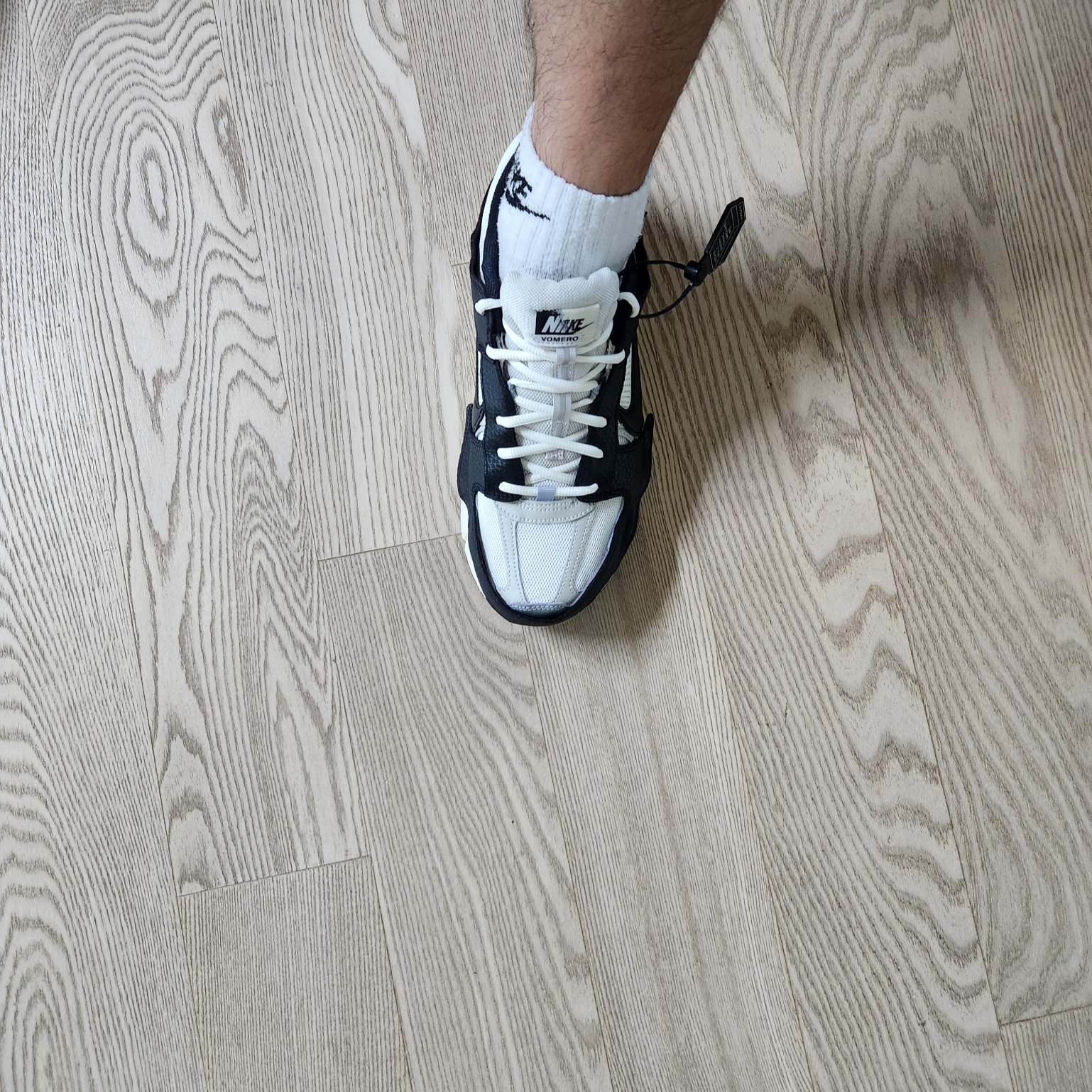 (W) Nike Zoom Vomero 5 Wolf Grey and Black 착용 스타일 - 1