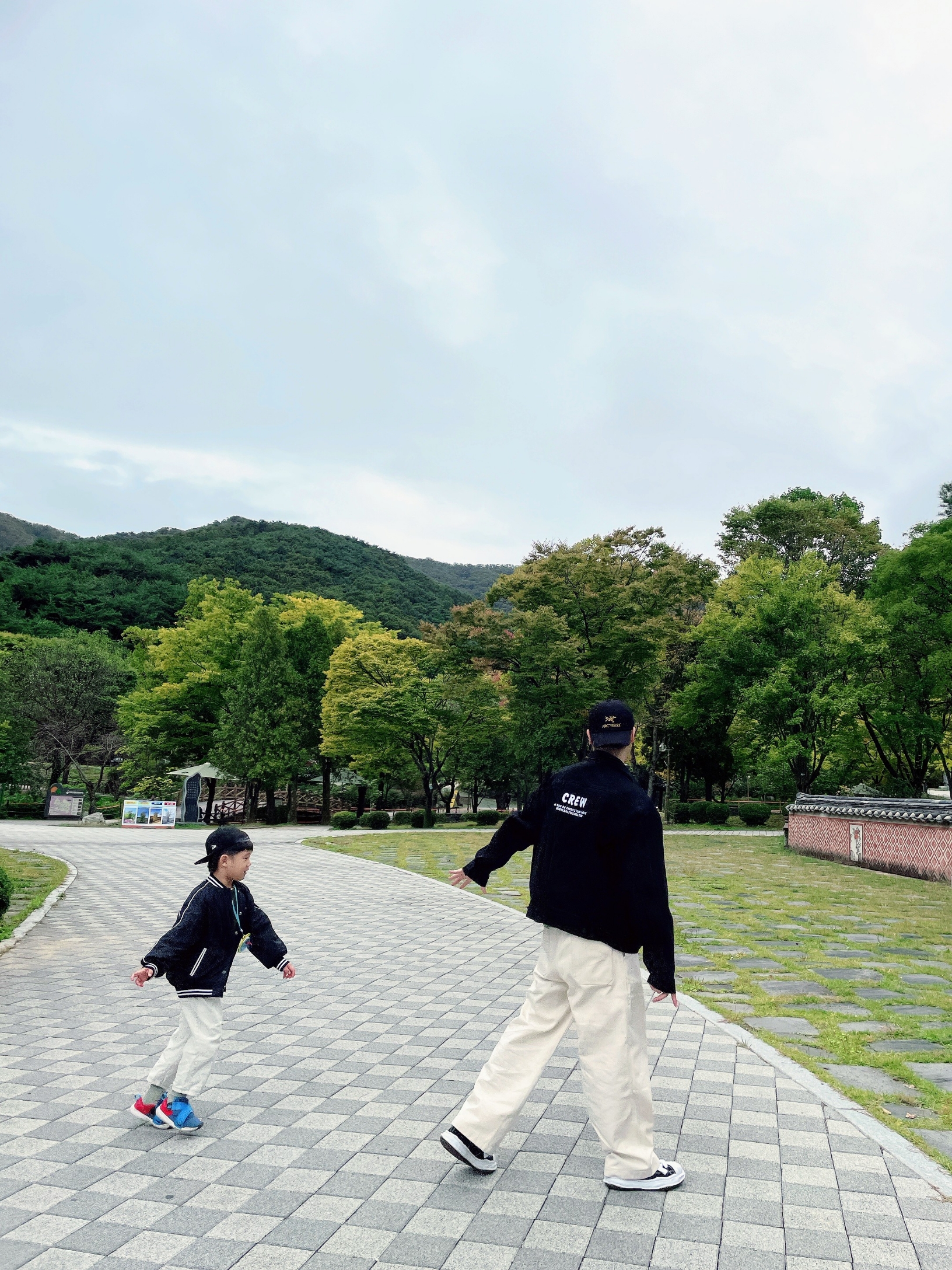 Palace x Arc'teryx 6-Panel Black - 20FW, Maison Mihara Yasuhiro Blakey OG Sole Canvas Low-top Sneakers Black White 착용 스타일 - 1