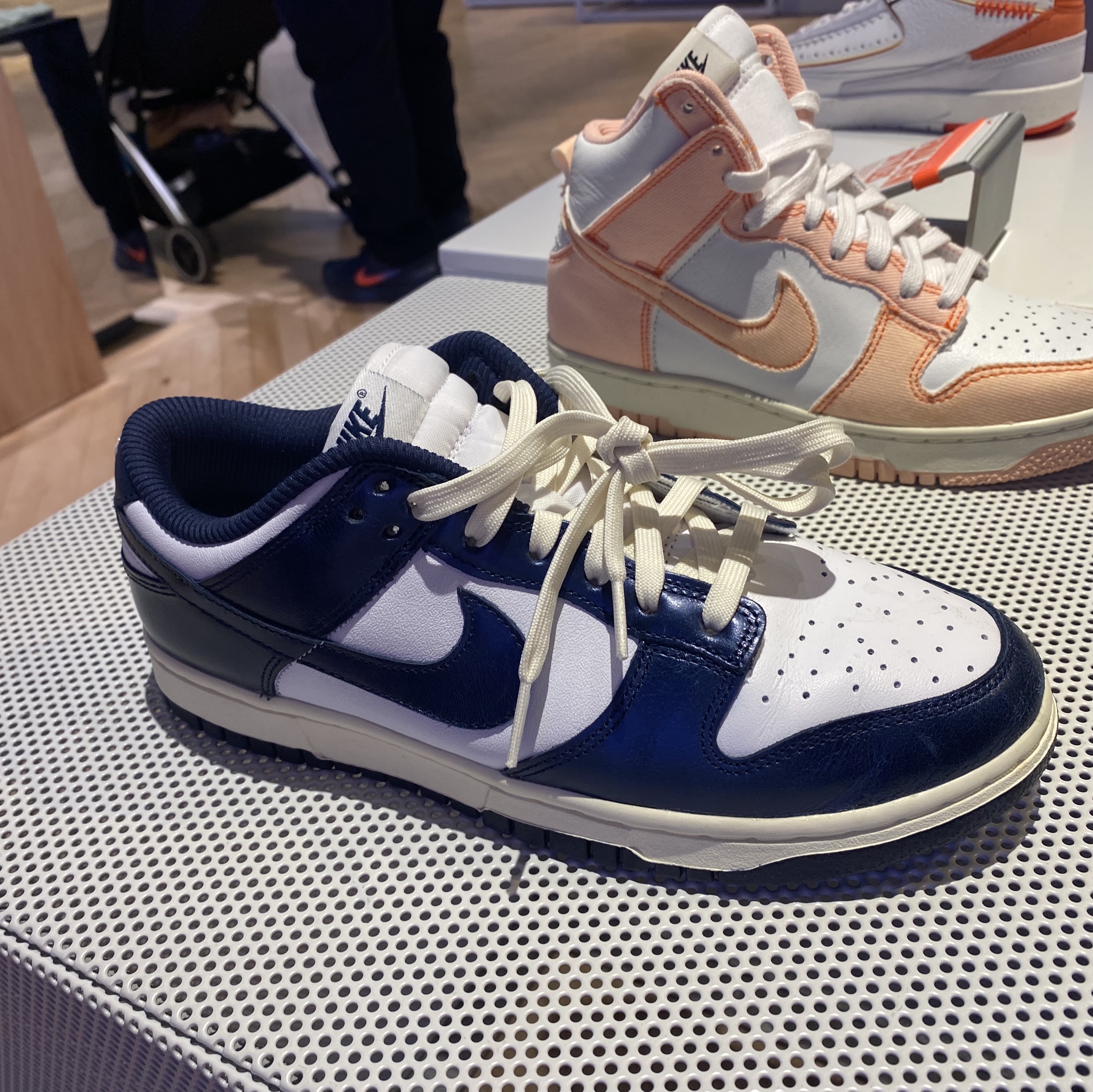 (W) Nike Dunk Low PRM Midnight Navy and White 착용 스타일 - 2