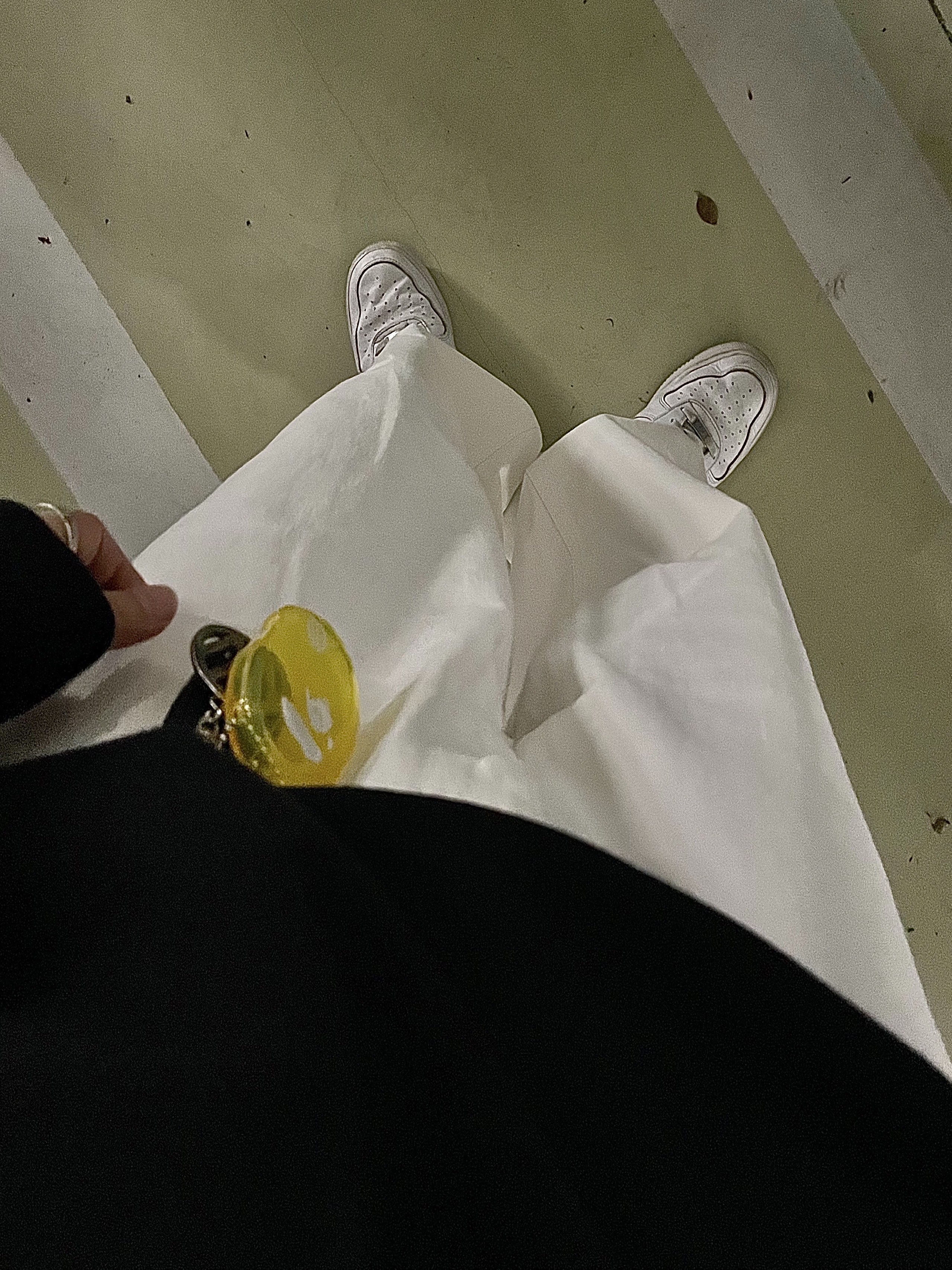 Stussy x BAPE Trucker Cap Yellow, Nike Air Force 1 '07 Low White 착용 스타일 - 3
