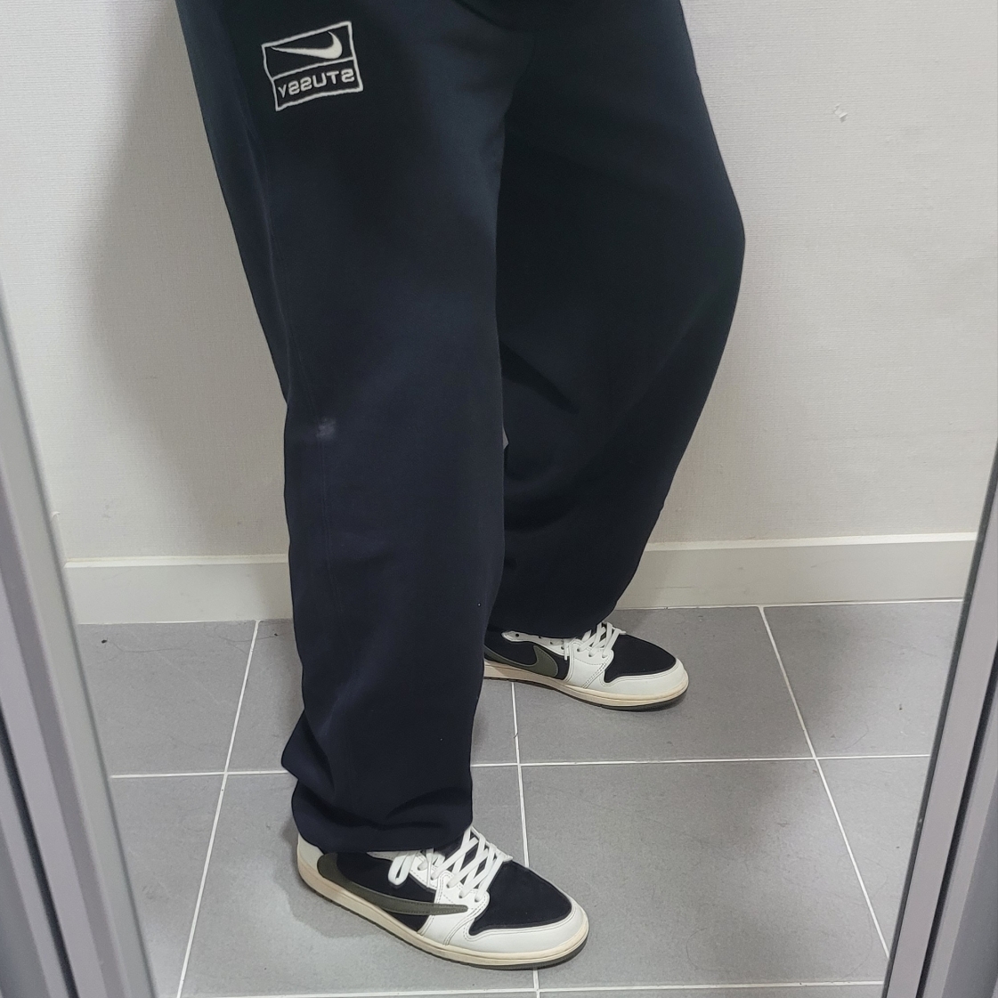 Nike x Stussy NRG Washed Fleece Pants Black (DO5296-010), (W) Jordan 1 x Travis Scott Retro Low OG SP Medium Olive 착용 스타일 - 1