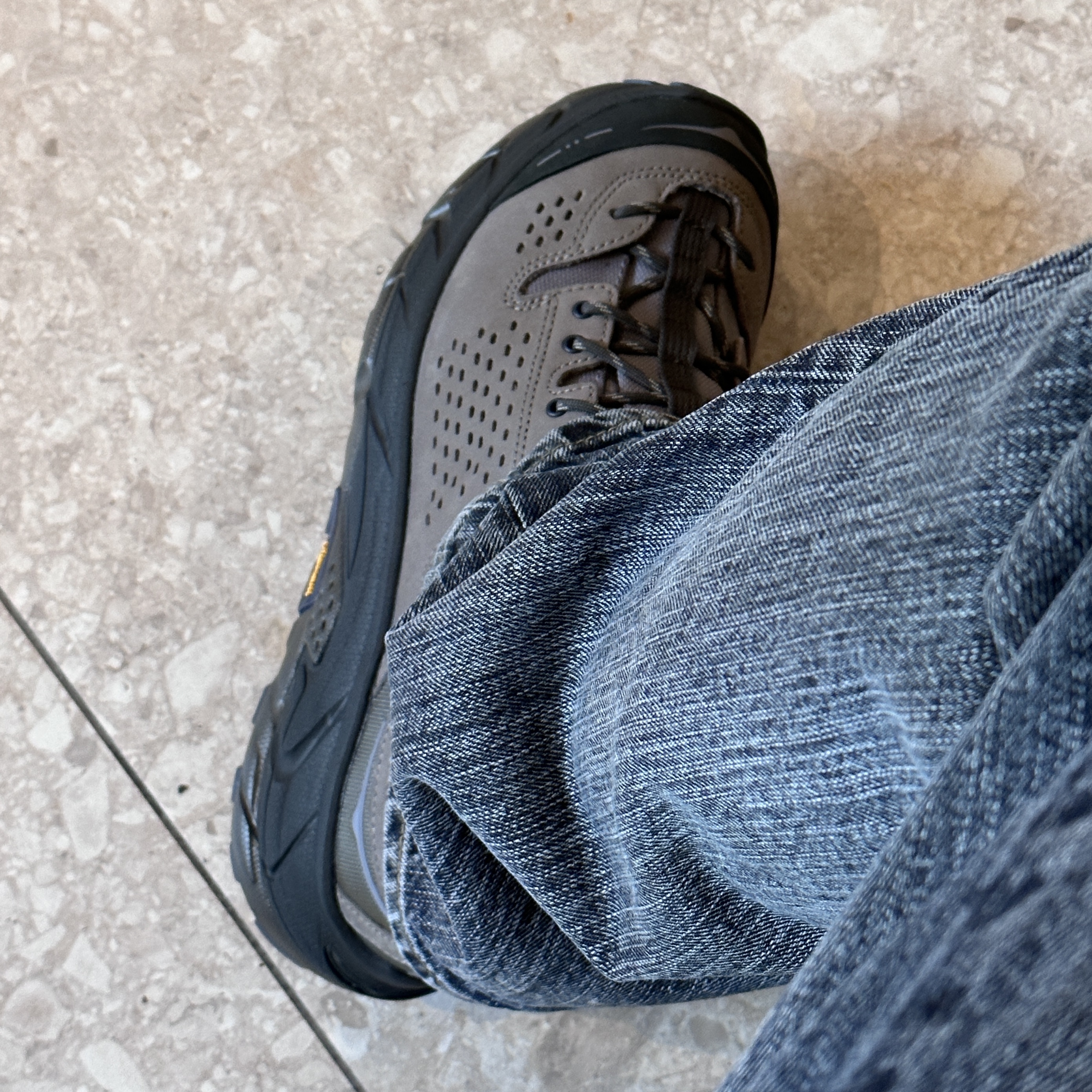 Hoka x J.L-A.L Tor Ultra Low Desert Taupe Rock Ridge 착용 스타일