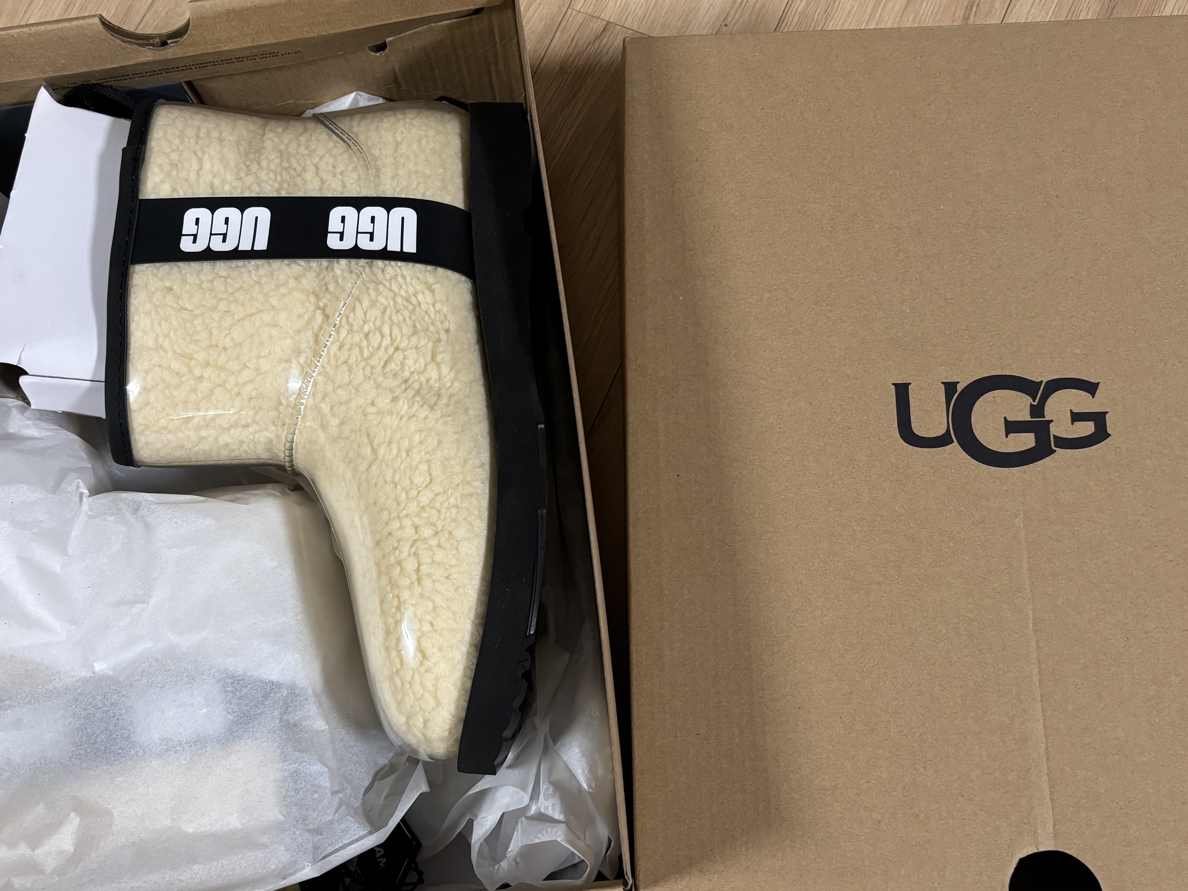 (Kids) UGG Classic Clear Mini II Natural Black 착용 스타일 - 1