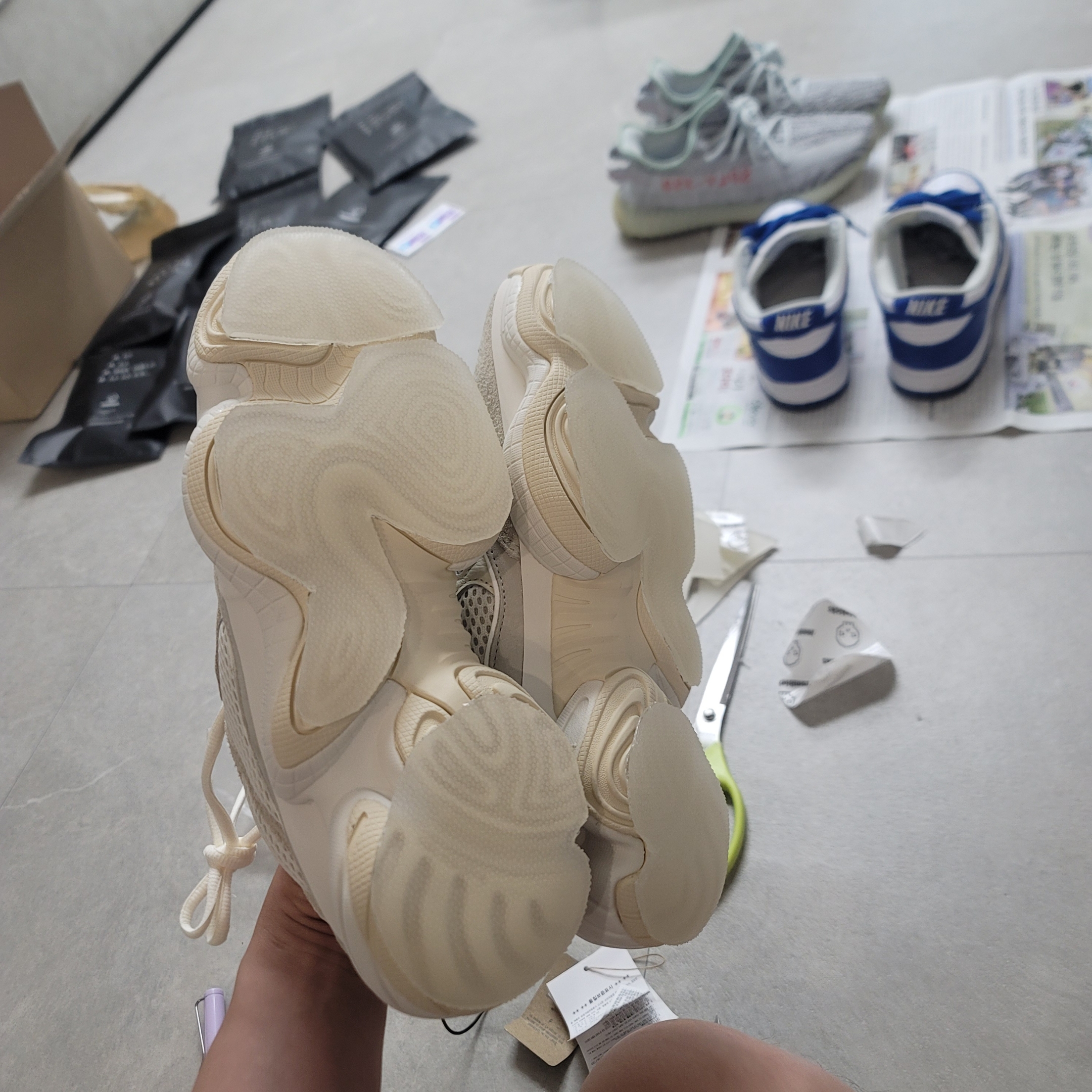 Adidas Yeezy 500 Bone White 착용 스타일 - 2
