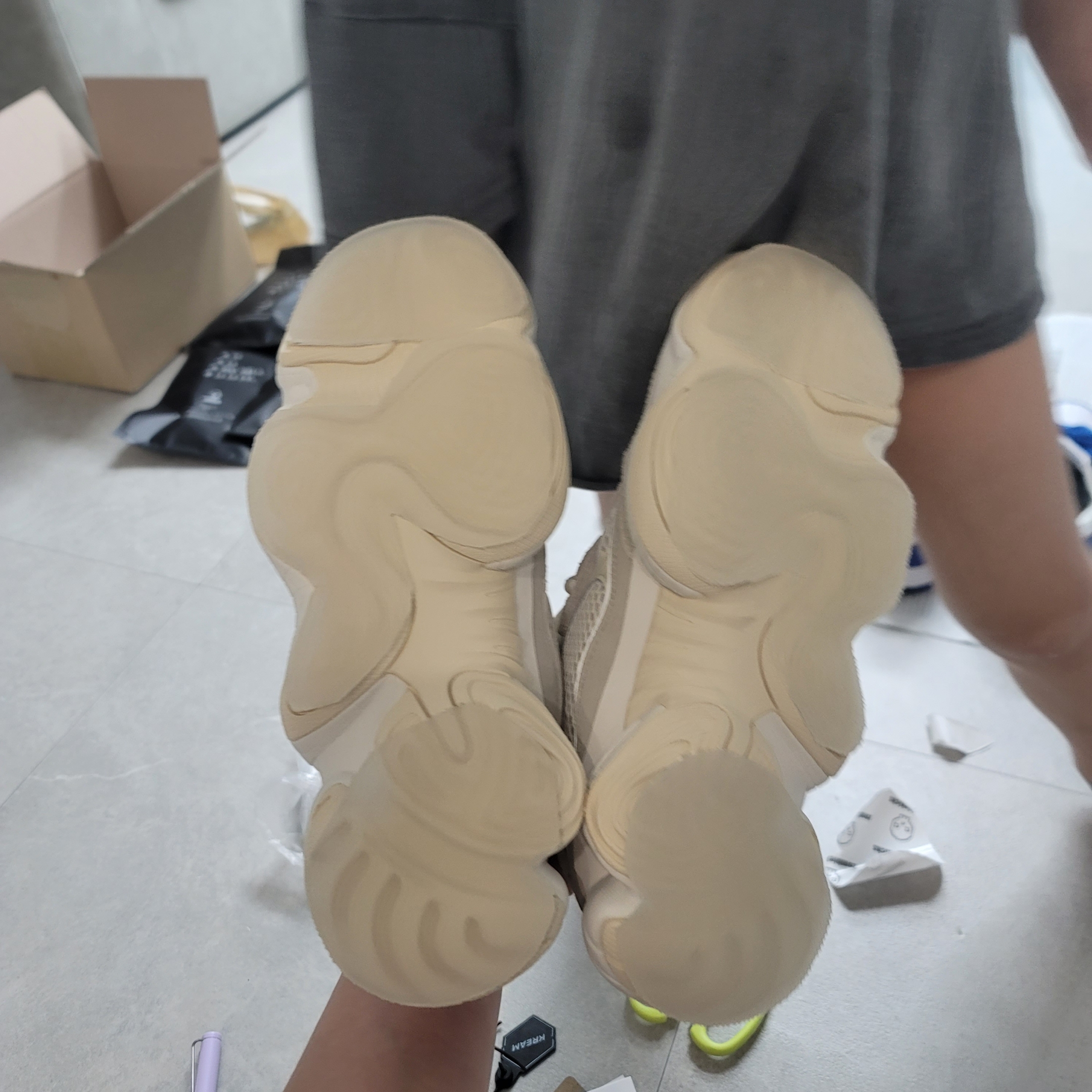 Adidas Yeezy 500 Bone White 착용 스타일 - 1