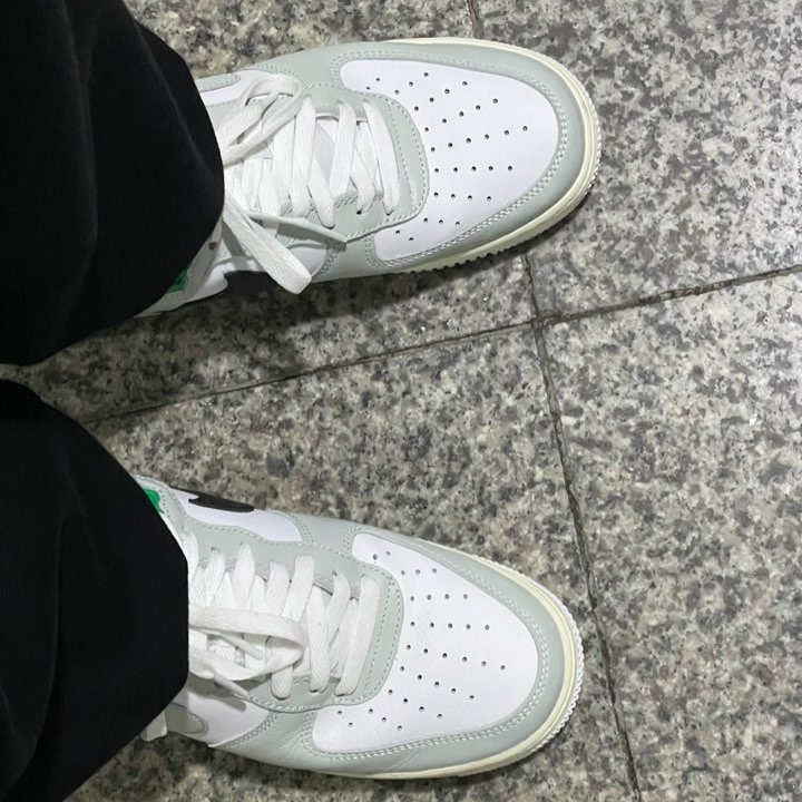 Nike Air Force 1 '07 LV8 Light Silver Black 착용 스타일