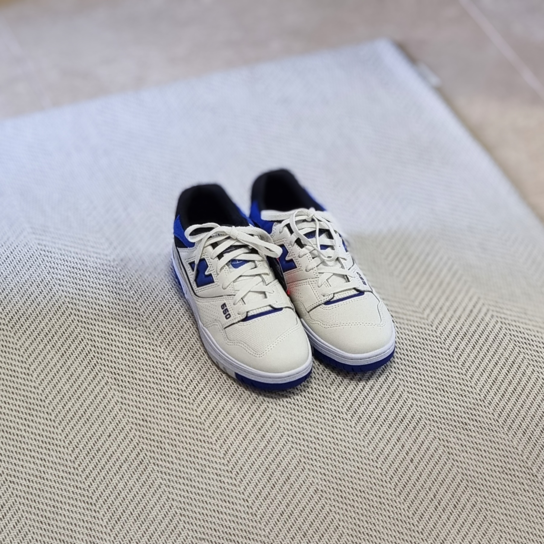 New Balance 550 Sea Salt Team Royal - D Standard 착용 스타일