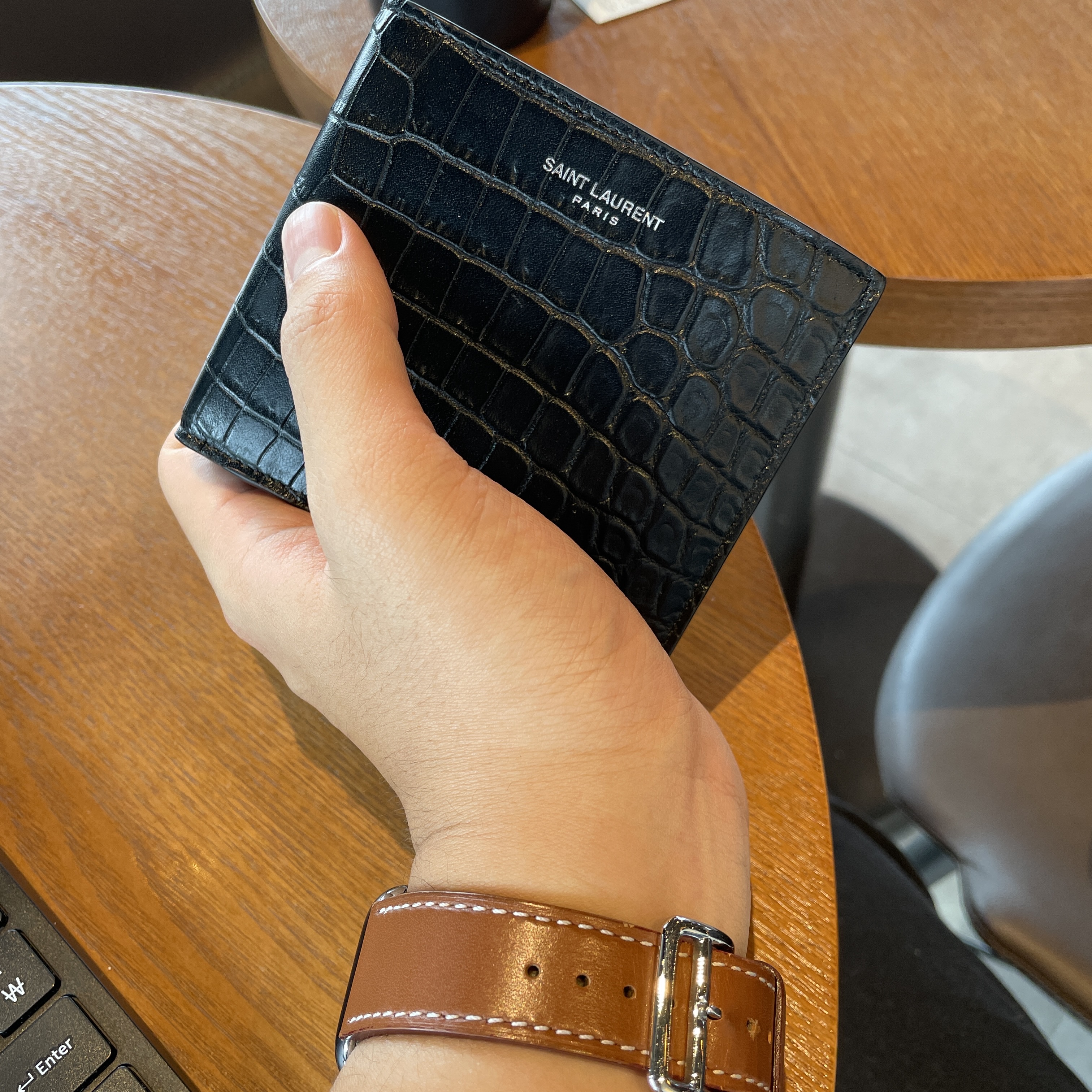Saint Laurent Paris East/West Wallet in Crocodile Embossed Leather Black 착용 스타일 - 4