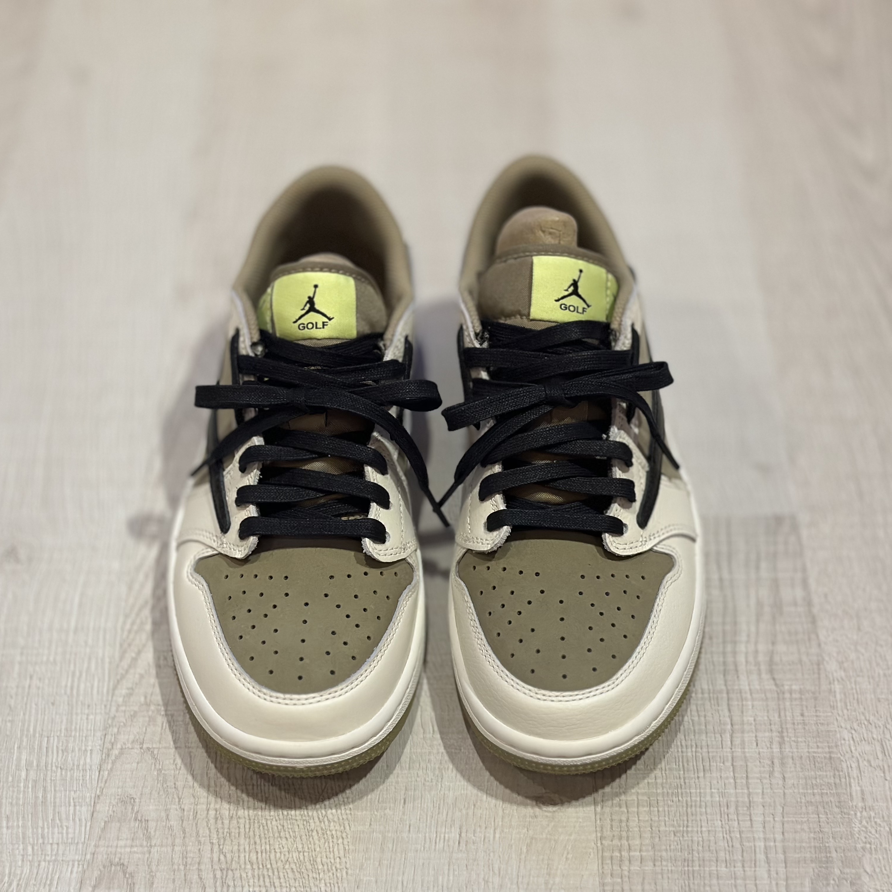 Jordan 1 x Travis Scott Retro Low Golf NRG Neutral Olive 착용 스타일 - 2
