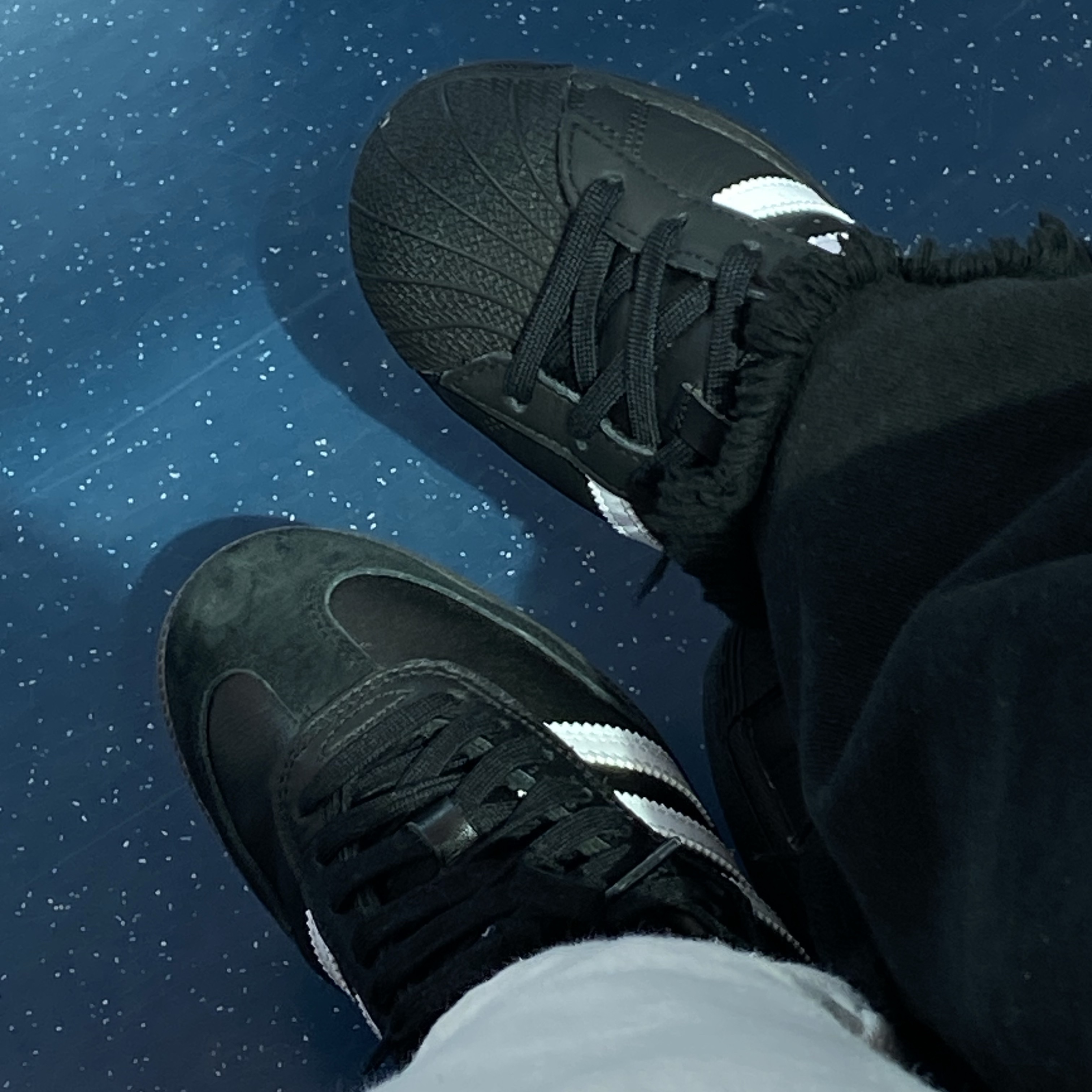 Adidas Samba ADV Black, Adidas Superstar Core Black White 착용 스타일