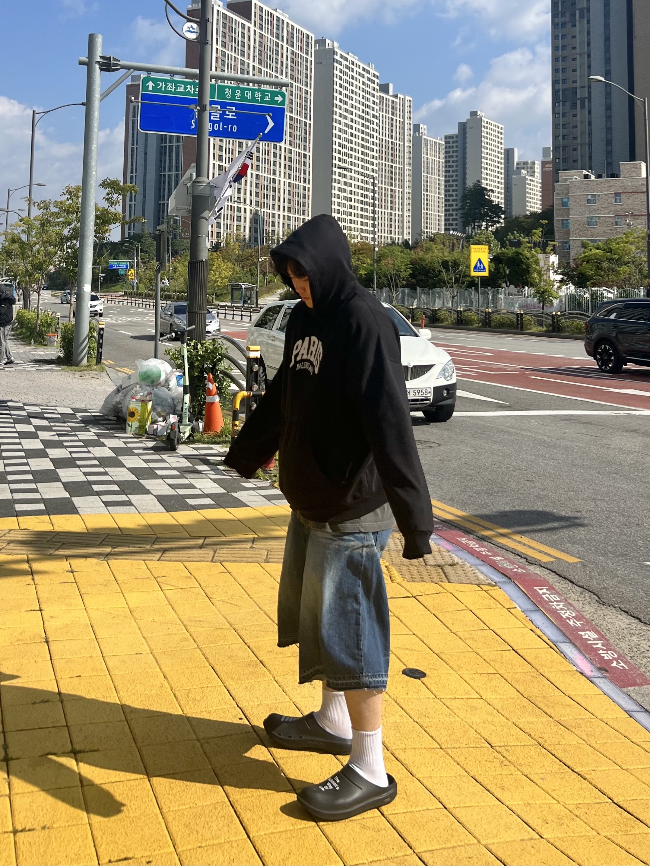 Balenciaga Cities Paris Hoodie Wide Fit Black, Oofos x Takahiromiyashita The Soloist The Day The Whole World Went Away Clog Black 착용 스타일