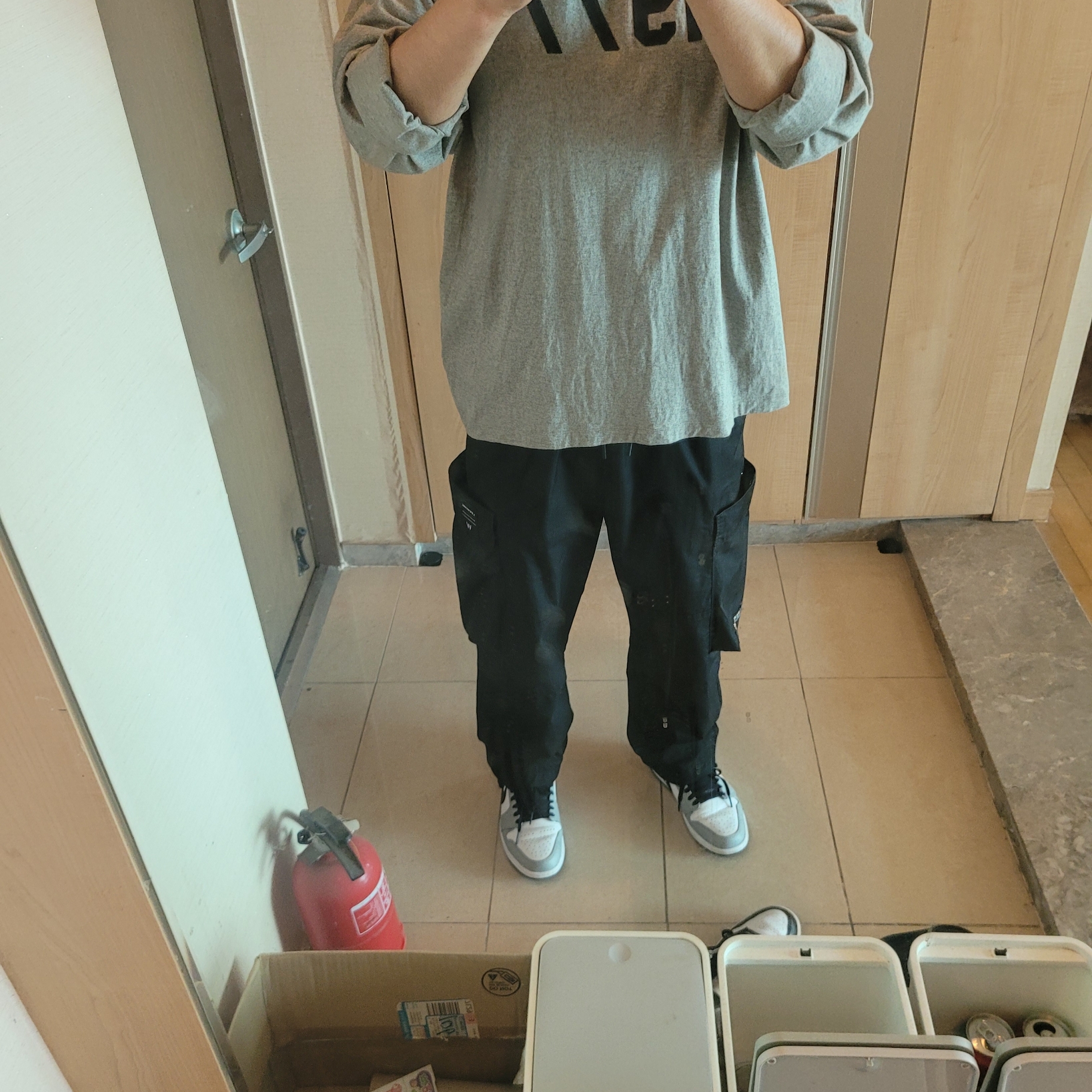 Jordan 1 Low Light Smoke Grey, Essentials 1977 Long Sleeve T-Shirt Dark Oatmeal - 22SS 착용 스타일