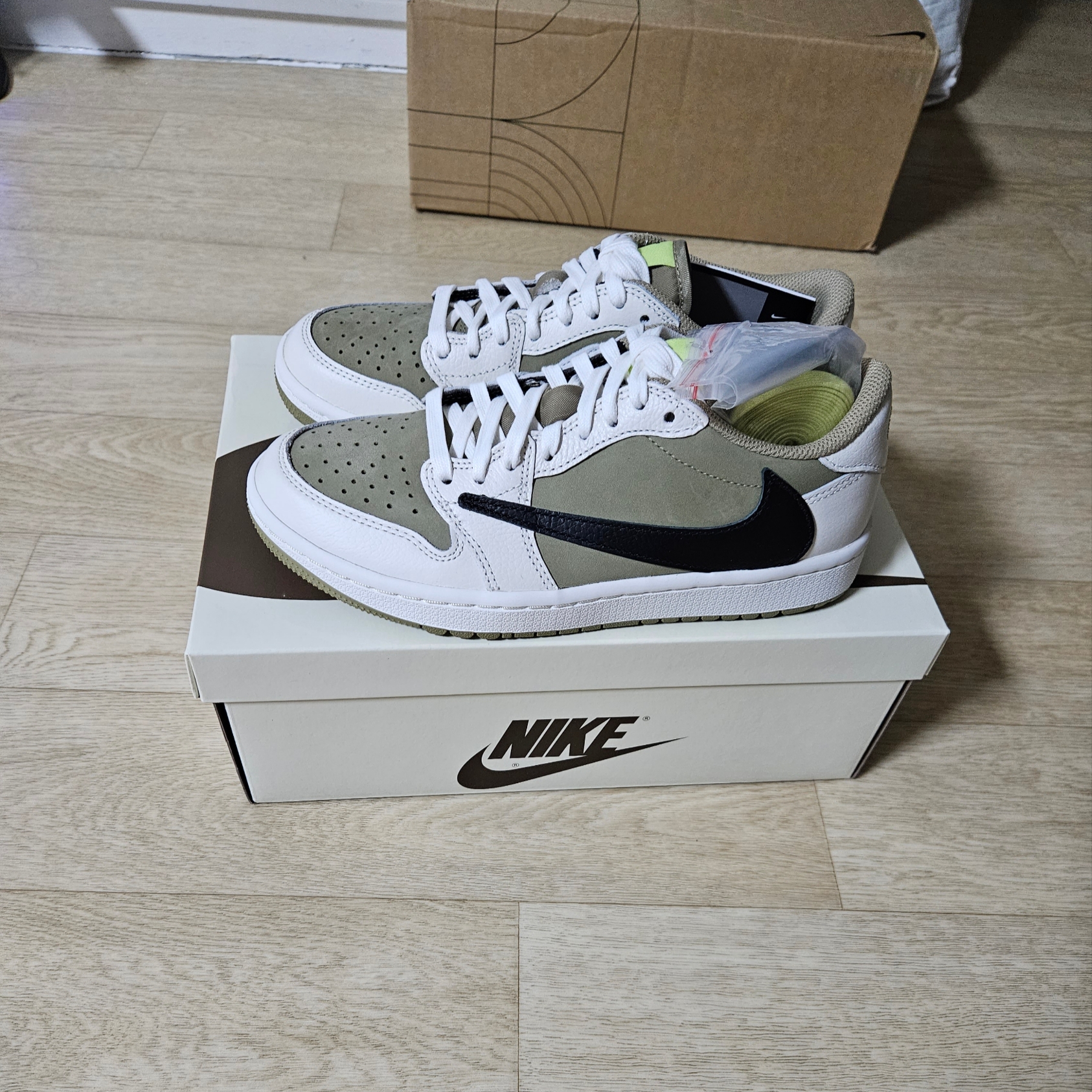 Jordan 1 x Travis Scott Retro Low Golf NRG Neutral Olive 착용 스타일