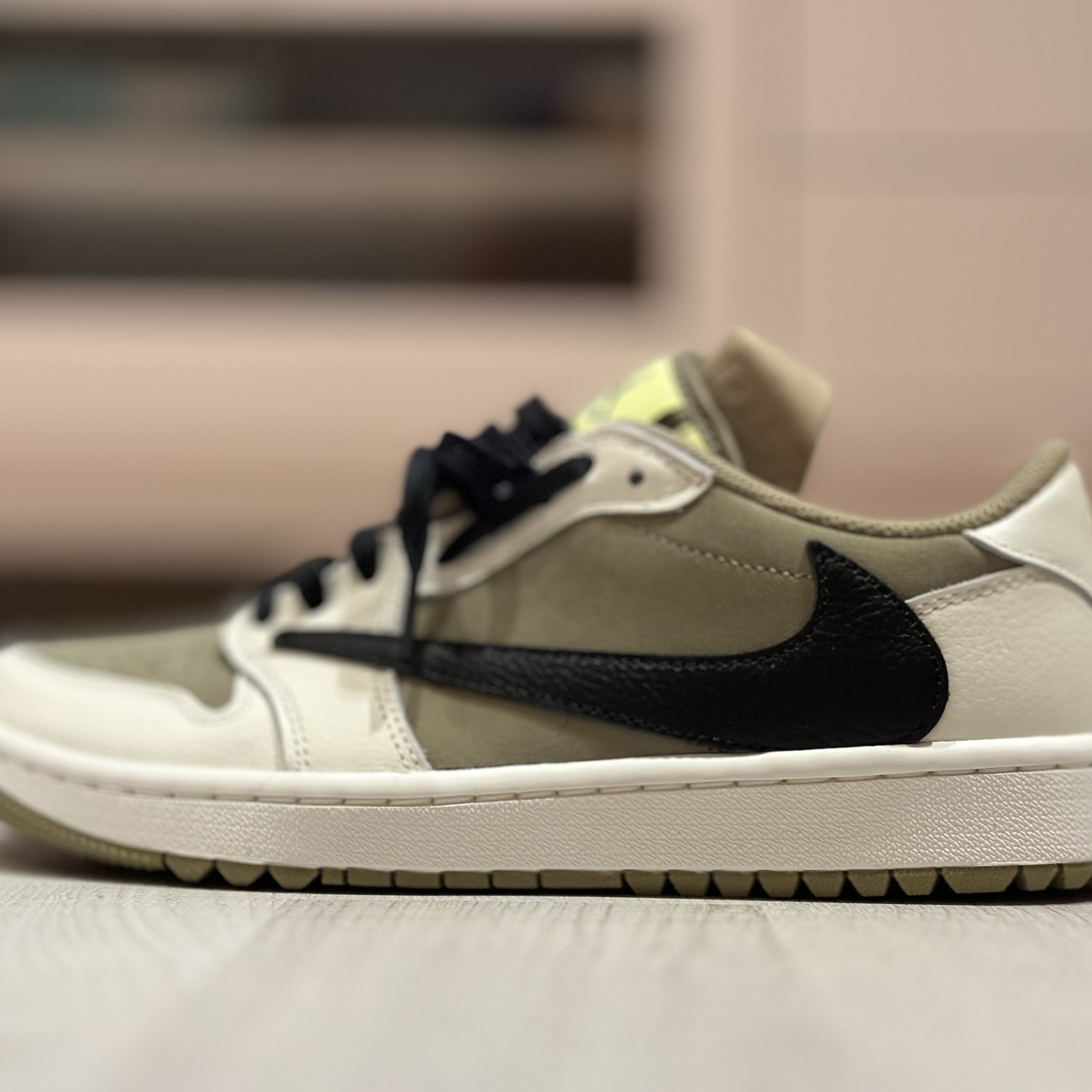 Jordan 1 x Travis Scott Retro Low Golf NRG Neutral Olive 착용 스타일 - 4