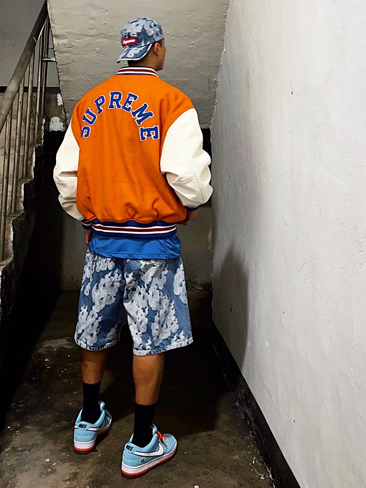 Supreme Flames Jacquard Denim Camp Cap Washed Indigo - 23SS, Supreme Flames Jacquard Baggy Denim Shorts Washed Indigo - 23SS 착용 스타일 - 1