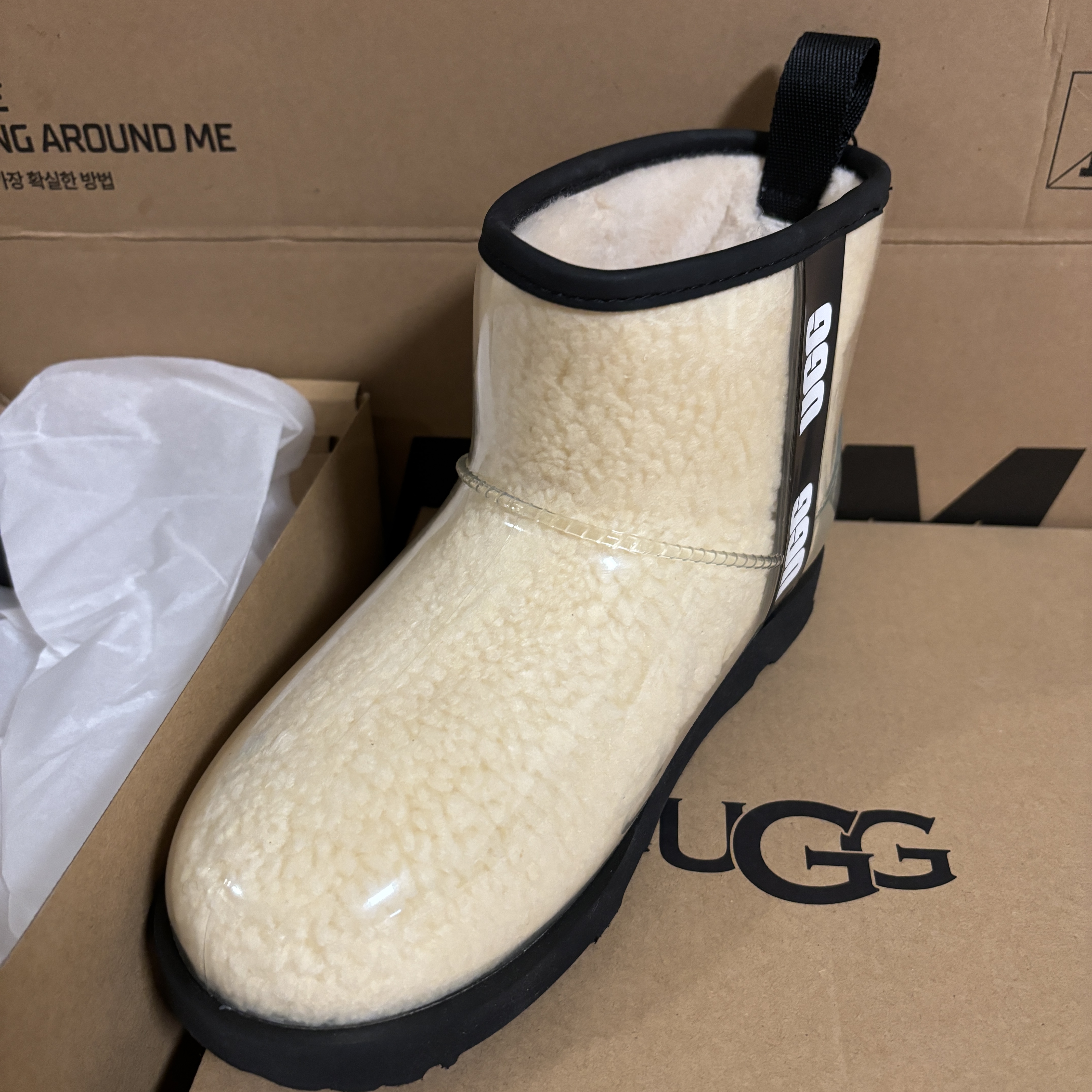 (Kids) UGG Classic Clear Mini II Natural Black 착용 스타일 - 2