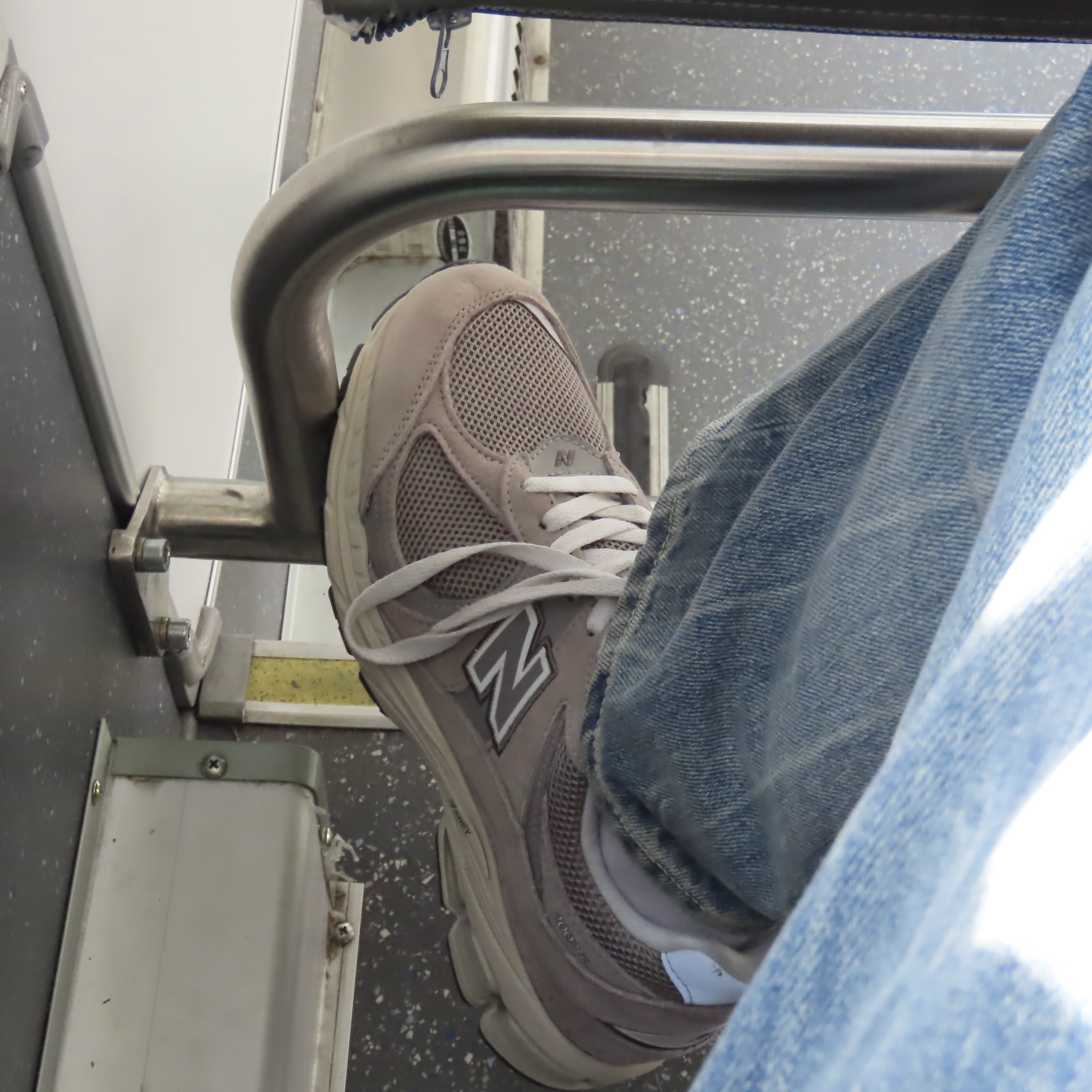 New Balance 2002R Grey 착용 스타일 - 2